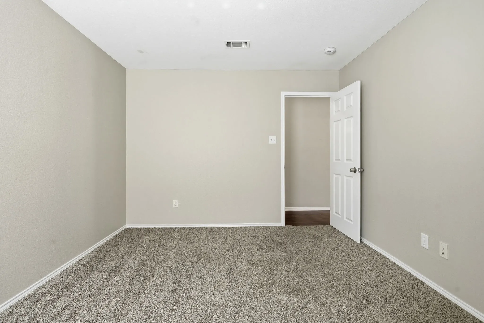Single Family Residence For Sale in Denton County , 240 Cedar Crest Drive, Justin, Texas 76247, 4 Bedroom, 2 Bathroom, 2 Garage spaces, 2,266 Sqft, built in 2006, mls#21391661, Real Estate Agent in Justin, Homes For Sale in Denton county, Homes For Sale in Justin, Realtor in Justin Texas, Real Estate Brokerage Independent Realty Texas, Luminita Cordes Realtor