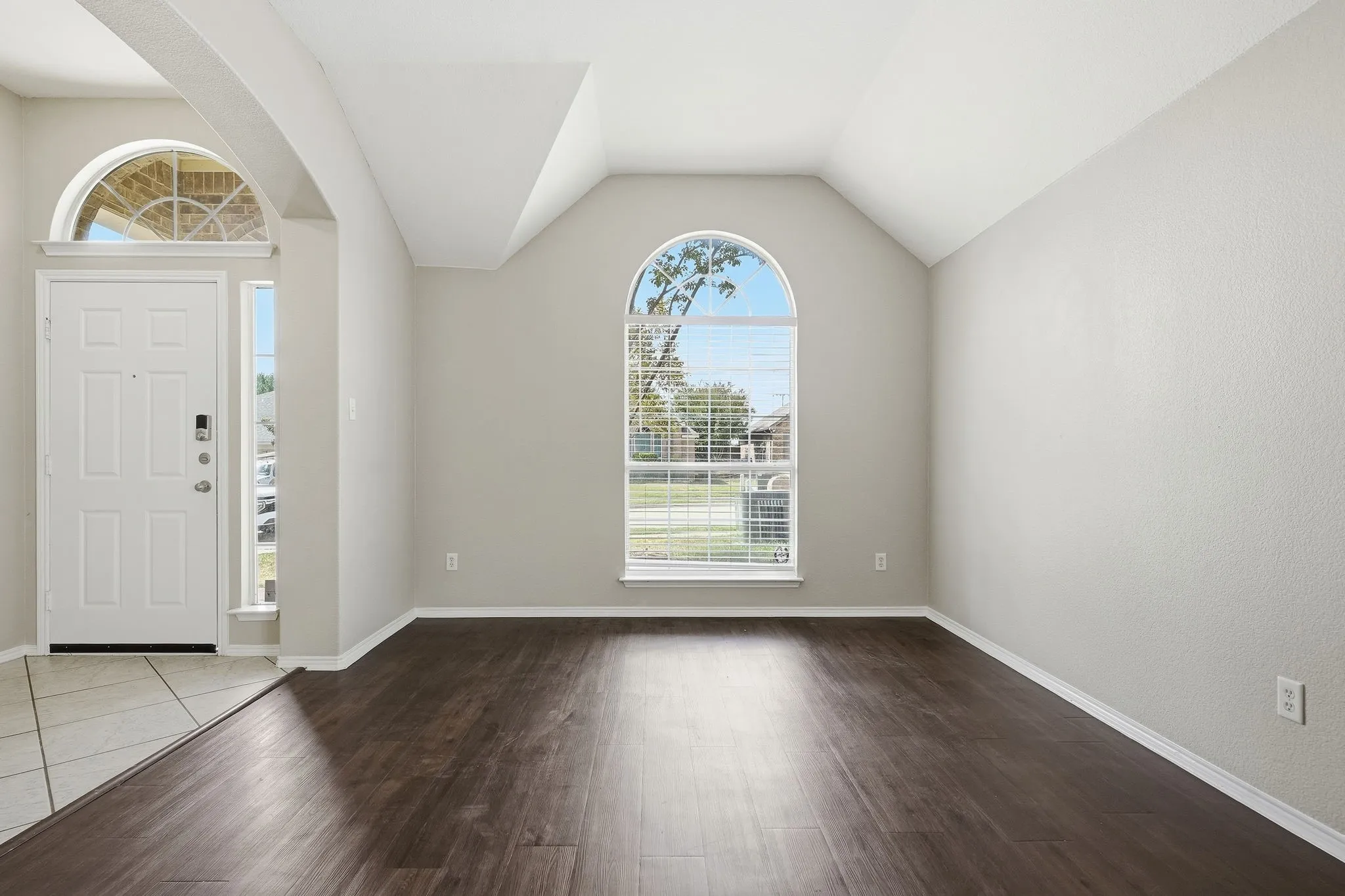 Single Family Residence For Sale in Denton County , 240 Cedar Crest Drive, Justin, Texas 76247, 4 Bedroom, 2 Bathroom, 2 Garage spaces, 2,266 Sqft, built in 2006, mls#21391661, Real Estate Agent in Justin, Homes For Sale in Denton county, Homes For Sale in Justin, Realtor in Justin Texas, Real Estate Brokerage Independent Realty Texas, Luminita Cordes Realtor