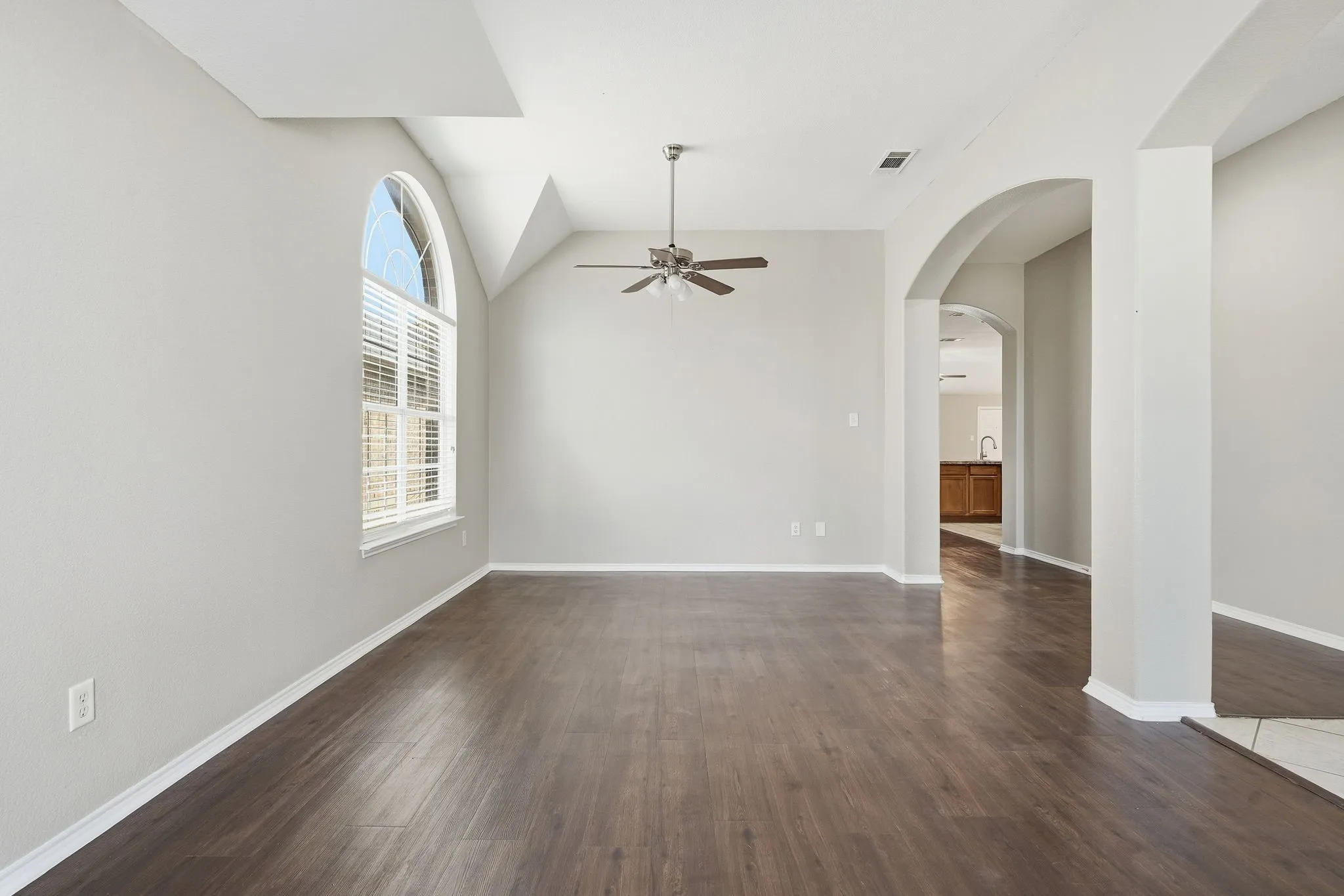 Single Family Residence For Sale in Denton County , 240 Cedar Crest Drive, Justin, Texas 76247, 4 Bedroom, 2 Bathroom, 2 Garage spaces, 2,266 Sqft, built in 2006, mls#21391661, Real Estate Agent in Justin, Homes For Sale in Denton county, Homes For Sale in Justin, Realtor in Justin Texas, Real Estate Brokerage Independent Realty Texas, Luminita Cordes Realtor