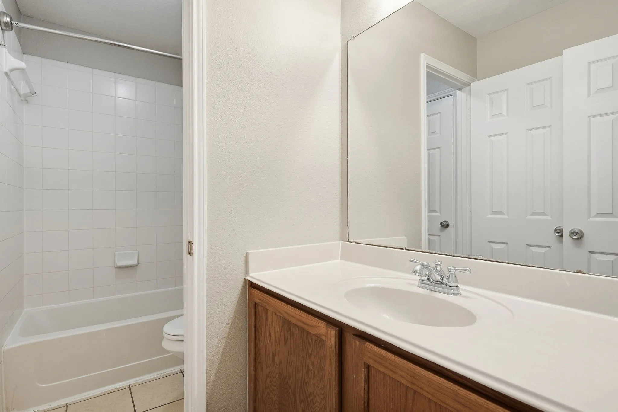 Single Family Residence For Sale in Denton County , 240 Cedar Crest Drive, Justin, Texas 76247, 4 Bedroom, 2 Bathroom, 2 Garage spaces, 2,266 Sqft, built in 2006, mls#21391661, Real Estate Agent in Justin, Homes For Sale in Denton county, Homes For Sale in Justin, Realtor in Justin Texas, Real Estate Brokerage Independent Realty Texas, Luminita Cordes Realtor