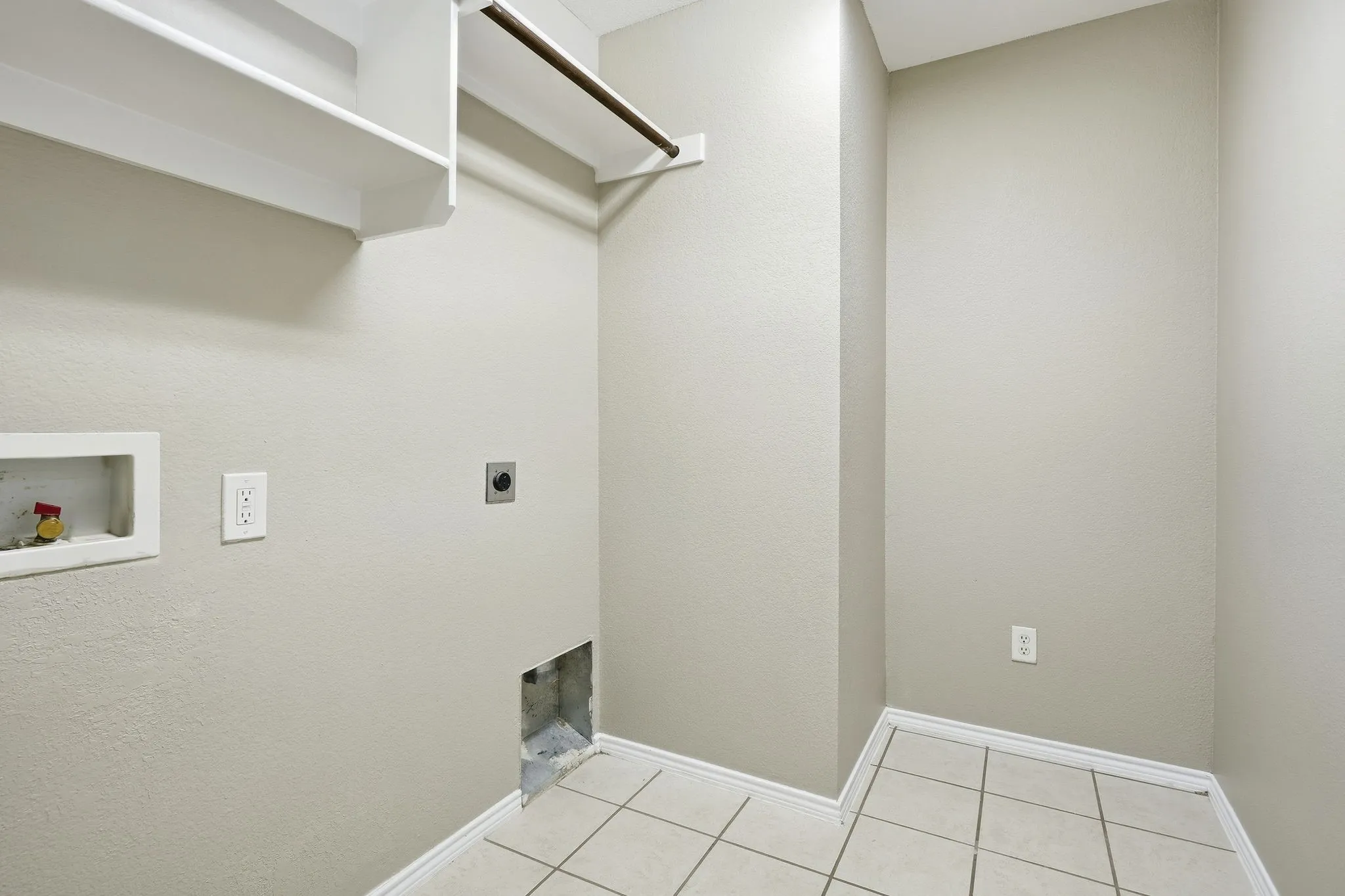 Single Family Residence For Sale in Denton County , 240 Cedar Crest Drive, Justin, Texas 76247, 4 Bedroom, 2 Bathroom, 2 Garage spaces, 2,266 Sqft, built in 2006, mls#21391661, Real Estate Agent in Justin, Homes For Sale in Denton county, Homes For Sale in Justin, Realtor in Justin Texas, Real Estate Brokerage Independent Realty Texas, Luminita Cordes Realtor