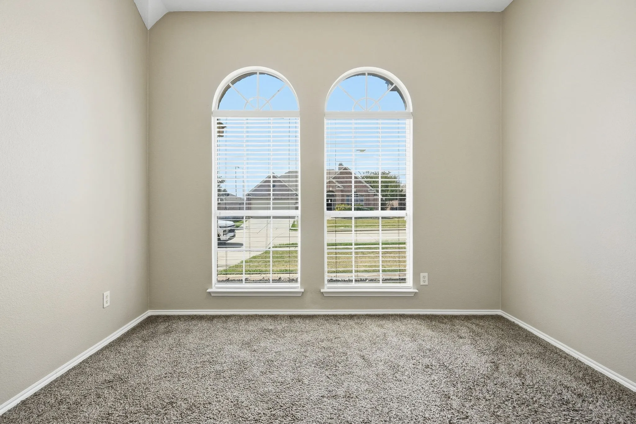 Single Family Residence For Sale in Denton County , 240 Cedar Crest Drive, Justin, Texas 76247, 4 Bedroom, 2 Bathroom, 2 Garage spaces, 2,266 Sqft, built in 2006, mls#21391661, Real Estate Agent in Justin, Homes For Sale in Denton county, Homes For Sale in Justin, Realtor in Justin Texas, Real Estate Brokerage Independent Realty Texas, Luminita Cordes Realtor