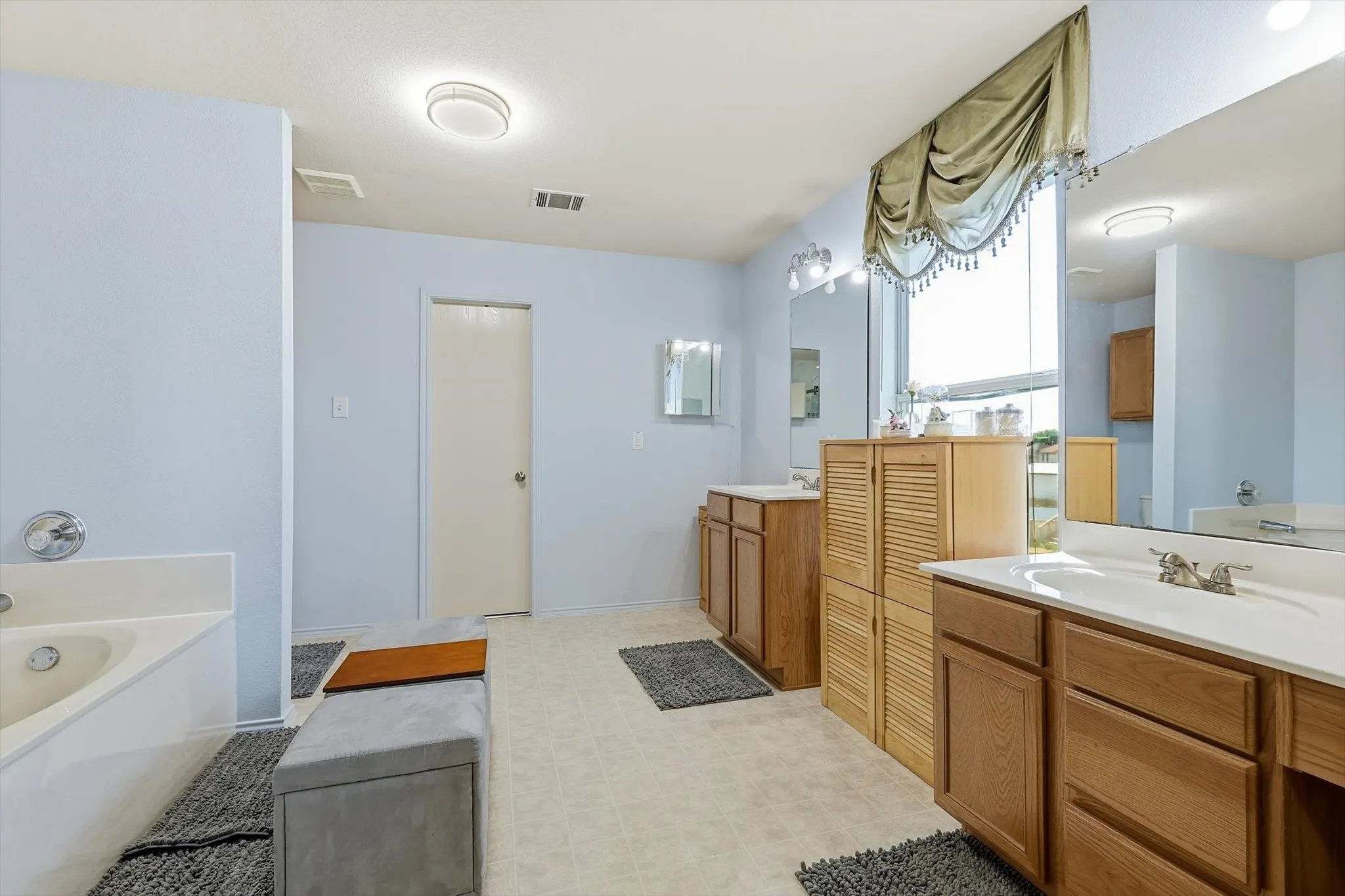 Single Family Residence For Sale in Denton County , 214 Hawthorne Court, Ponder, Texas 76259, 4 Bedroom, 3 Bathroom, 2 Garage spaces, 2,996 Sqft, built in 2004, mls#21394411, Real Estate Agent in Ponder, Homes For Sale in Denton county, Homes For Sale in Ponder, Realtor in Ponder Texas, Real Estate Brokerage Independent Realty Texas, Luminita Cordes Realtor