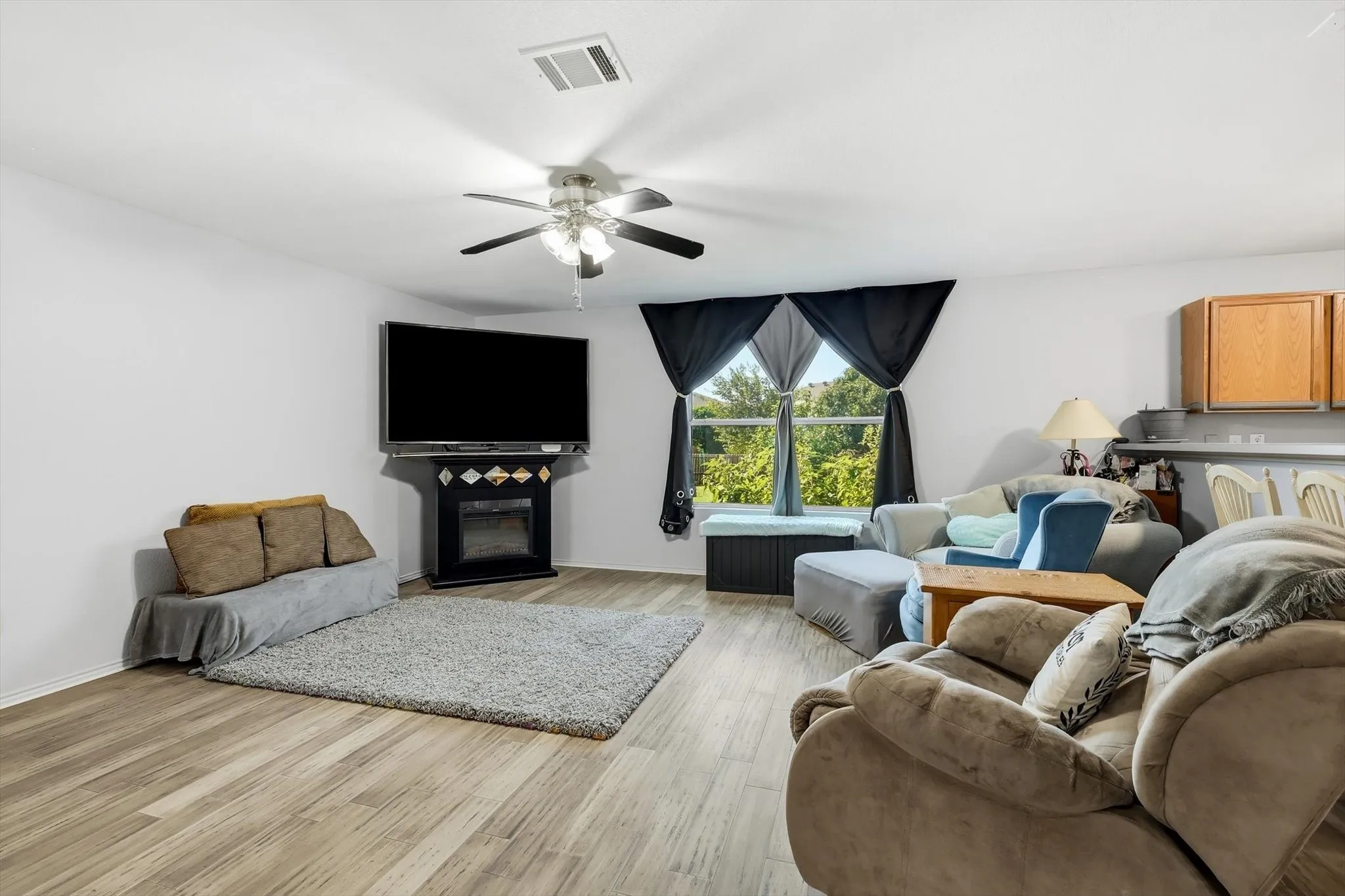 Single Family Residence For Sale in Denton County , 214 Hawthorne Court, Ponder, Texas 76259, 4 Bedroom, 3 Bathroom, 2 Garage spaces, 2,996 Sqft, built in 2004, mls#21394411, Real Estate Agent in Ponder, Homes For Sale in Denton county, Homes For Sale in Ponder, Realtor in Ponder Texas, Real Estate Brokerage Independent Realty Texas, Luminita Cordes Realtor
