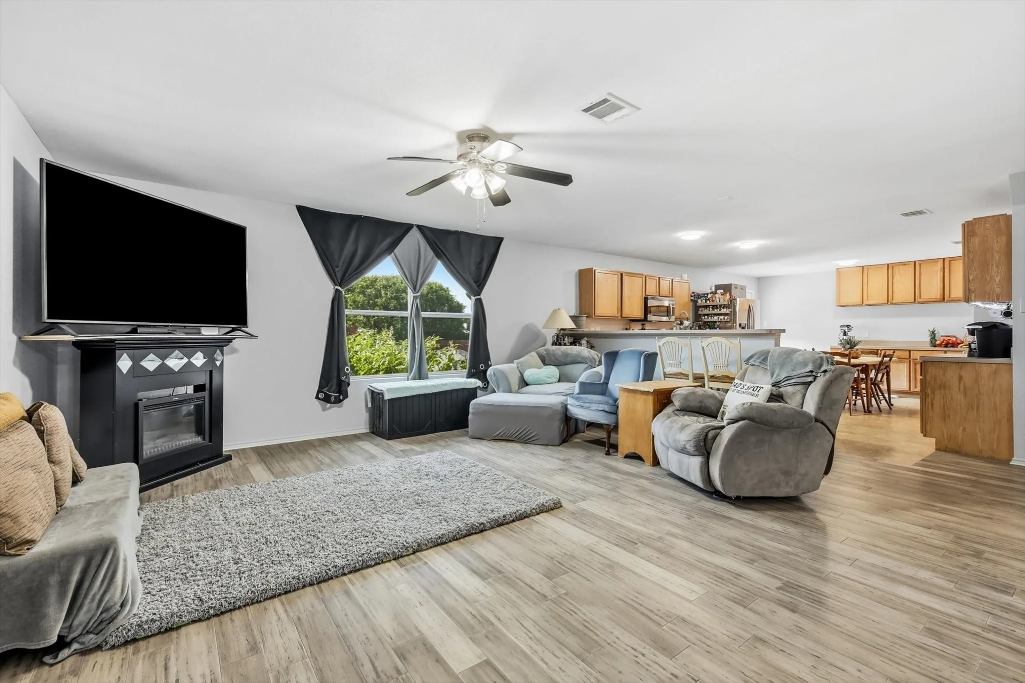 Single Family Residence For Sale in Denton County , 214 Hawthorne Court, Ponder, Texas 76259, 4 Bedroom, 3 Bathroom, 2 Garage spaces, 2,996 Sqft, built in 2004, mls#21394411, Real Estate Agent in Ponder, Homes For Sale in Denton county, Homes For Sale in Ponder, Realtor in Ponder Texas, Real Estate Brokerage Independent Realty Texas, Luminita Cordes Realtor