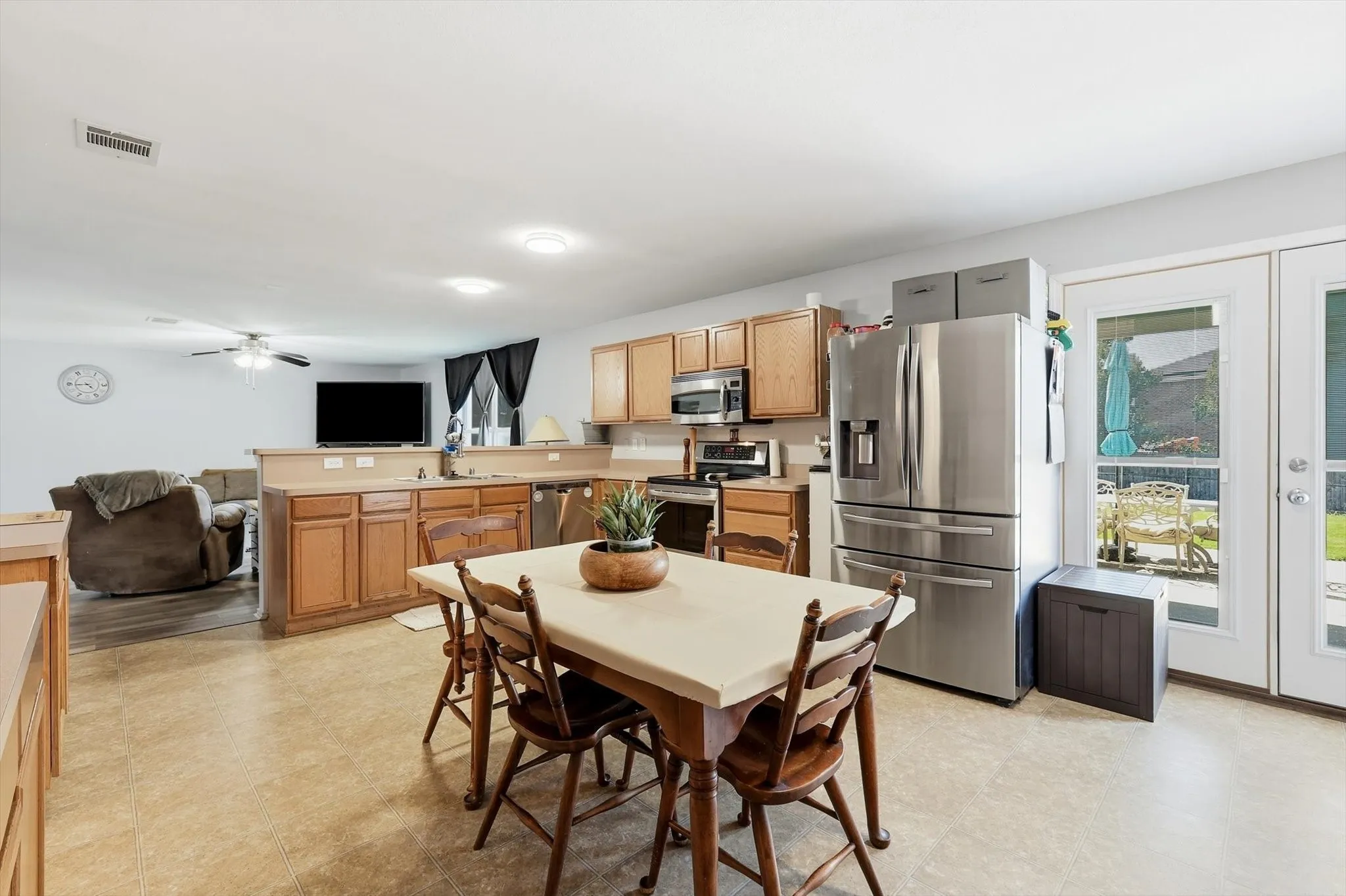 Single Family Residence For Sale in Denton County , 214 Hawthorne Court, Ponder, Texas 76259, 4 Bedroom, 3 Bathroom, 2 Garage spaces, 2,996 Sqft, built in 2004, mls#21394411, Real Estate Agent in Ponder, Homes For Sale in Denton county, Homes For Sale in Ponder, Realtor in Ponder Texas, Real Estate Brokerage Independent Realty Texas, Luminita Cordes Realtor
