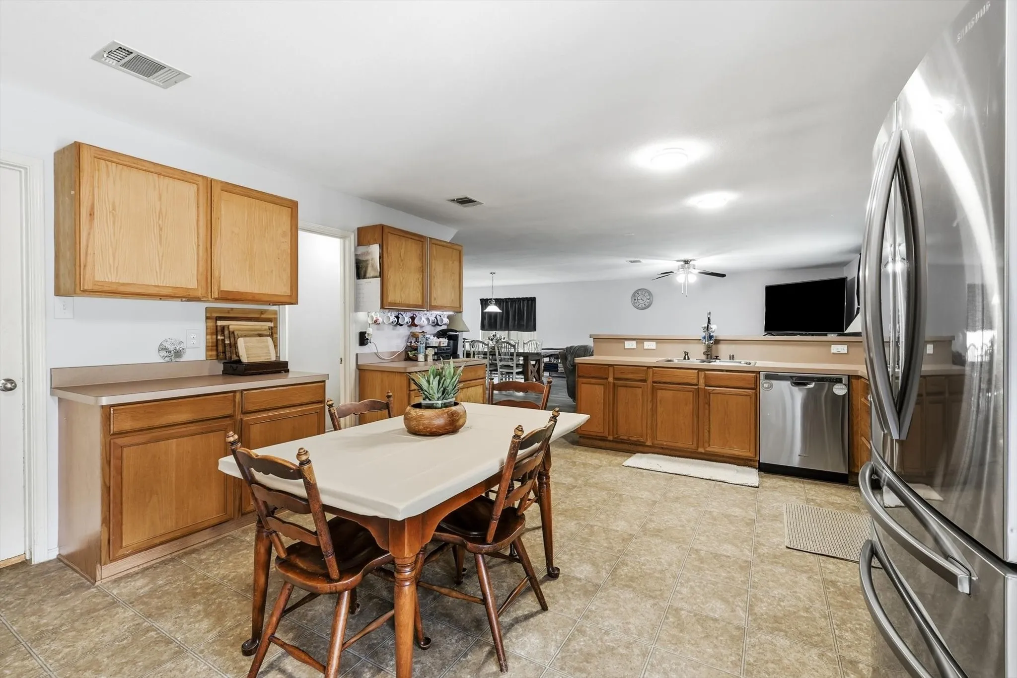 Single Family Residence For Sale in Denton County , 214 Hawthorne Court, Ponder, Texas 76259, 4 Bedroom, 3 Bathroom, 2 Garage spaces, 2,996 Sqft, built in 2004, mls#21394411, Real Estate Agent in Ponder, Homes For Sale in Denton county, Homes For Sale in Ponder, Realtor in Ponder Texas, Real Estate Brokerage Independent Realty Texas, Luminita Cordes Realtor