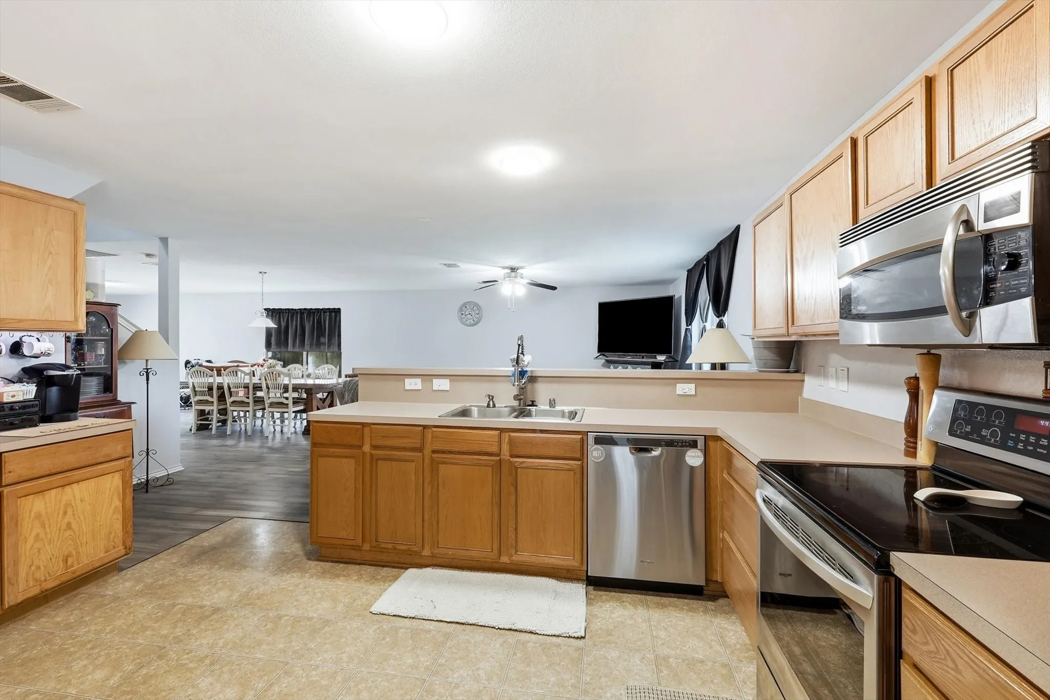 Single Family Residence For Sale in Denton County , 214 Hawthorne Court, Ponder, Texas 76259, 4 Bedroom, 3 Bathroom, 2 Garage spaces, 2,996 Sqft, built in 2004, mls#21394411, Real Estate Agent in Ponder, Homes For Sale in Denton county, Homes For Sale in Ponder, Realtor in Ponder Texas, Real Estate Brokerage Independent Realty Texas, Luminita Cordes Realtor