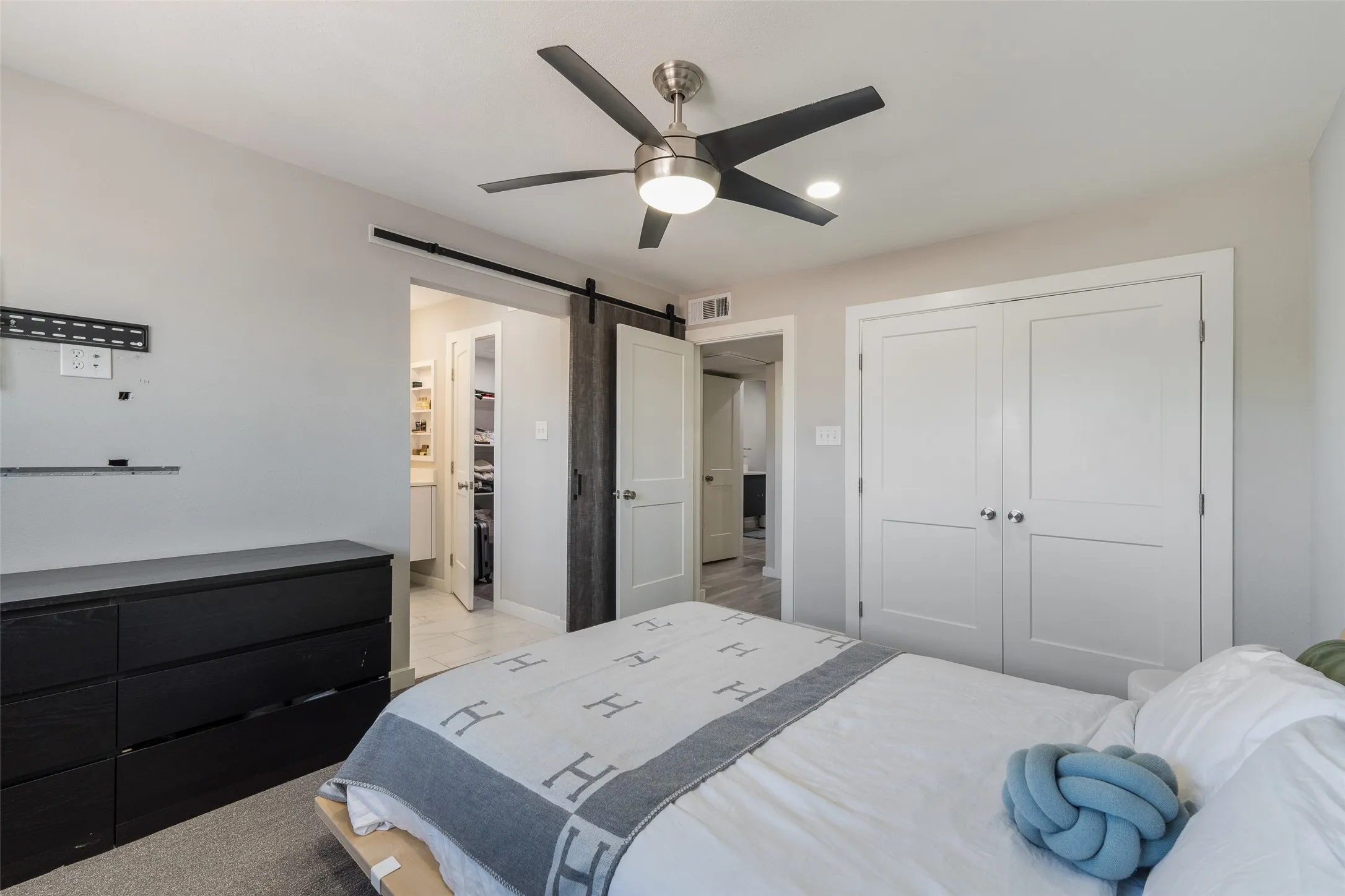 Contemporary ceiling fan with integrated lighting