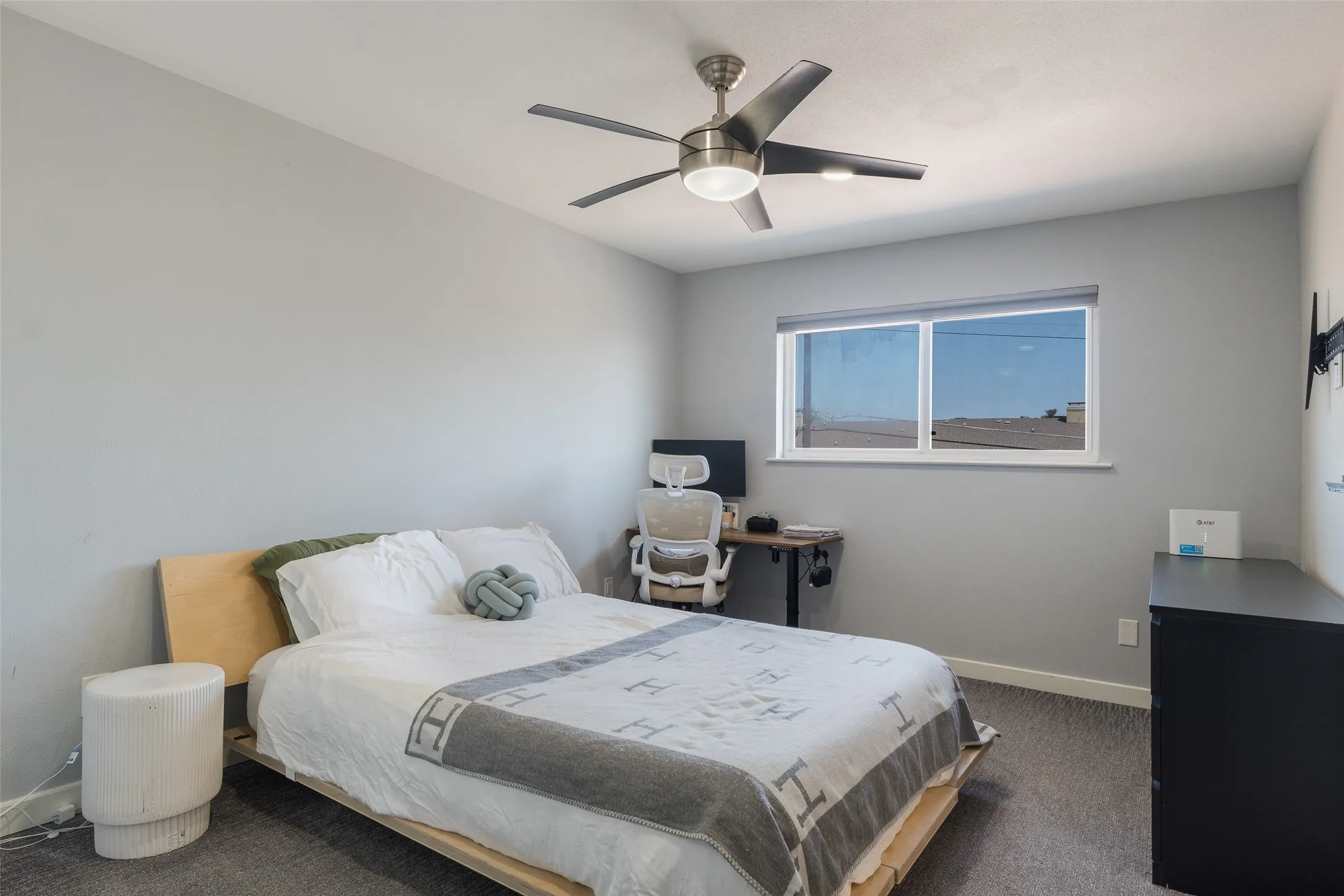 Ceiling fan with integrated lighting