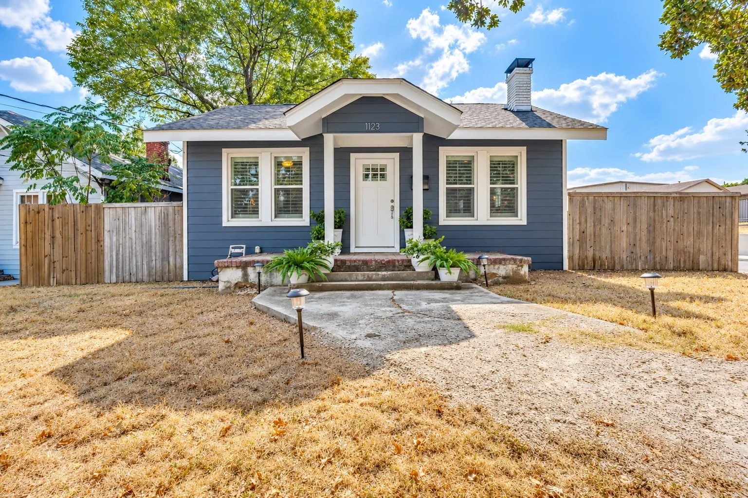 Single Family Residence For Sale in Dallas County , 1123 Ballard Avenue, Dallas, Texas 75208, 2 Bedroom, 2 Bathroom, Garage spaces, 1,263 Sqft, built in 1924, mls#21394549, Real Estate Agent in Dallas, Homes For Sale in Dallas county, Homes For Sale in Dallas, Realtor in Dallas Texas, Real Estate Brokerage Independent Realty Texas, Luminita Cordes Realtor