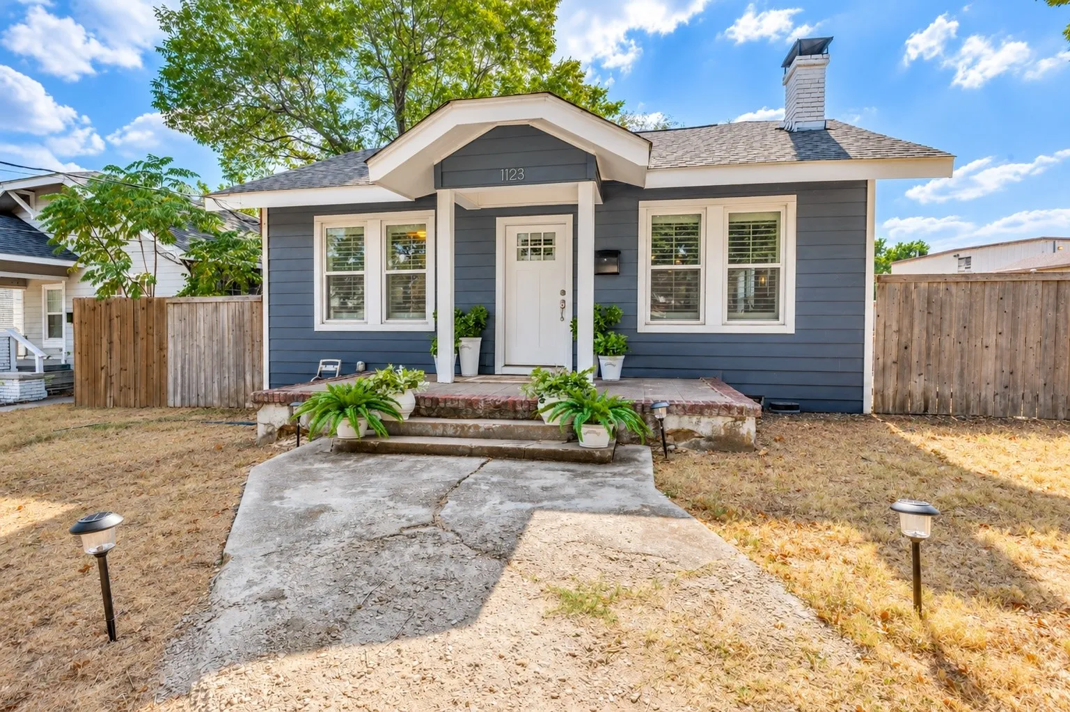 Single Family Residence For Sale in Dallas County , 1123 Ballard Avenue, Dallas, Texas 75208, 2 Bedroom, 2 Bathroom, Garage spaces, 1,263 Sqft, built in 1924, mls#21394549, Real Estate Agent in Dallas, Homes For Sale in Dallas county, Homes For Sale in Dallas, Realtor in Dallas Texas, Real Estate Brokerage Independent Realty Texas, Luminita Cordes Realtor