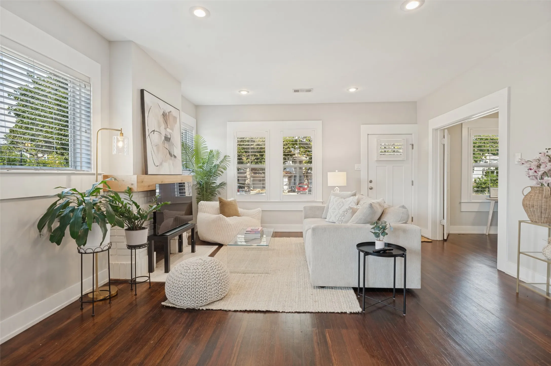 Single Family Residence For Sale in Dallas County , 1123 Ballard Avenue, Dallas, Texas 75208, 2 Bedroom, 2 Bathroom, Garage spaces, 1,263 Sqft, built in 1924, mls#21394549, Real Estate Agent in Dallas, Homes For Sale in Dallas county, Homes For Sale in Dallas, Realtor in Dallas Texas, Real Estate Brokerage Independent Realty Texas, Luminita Cordes Realtor