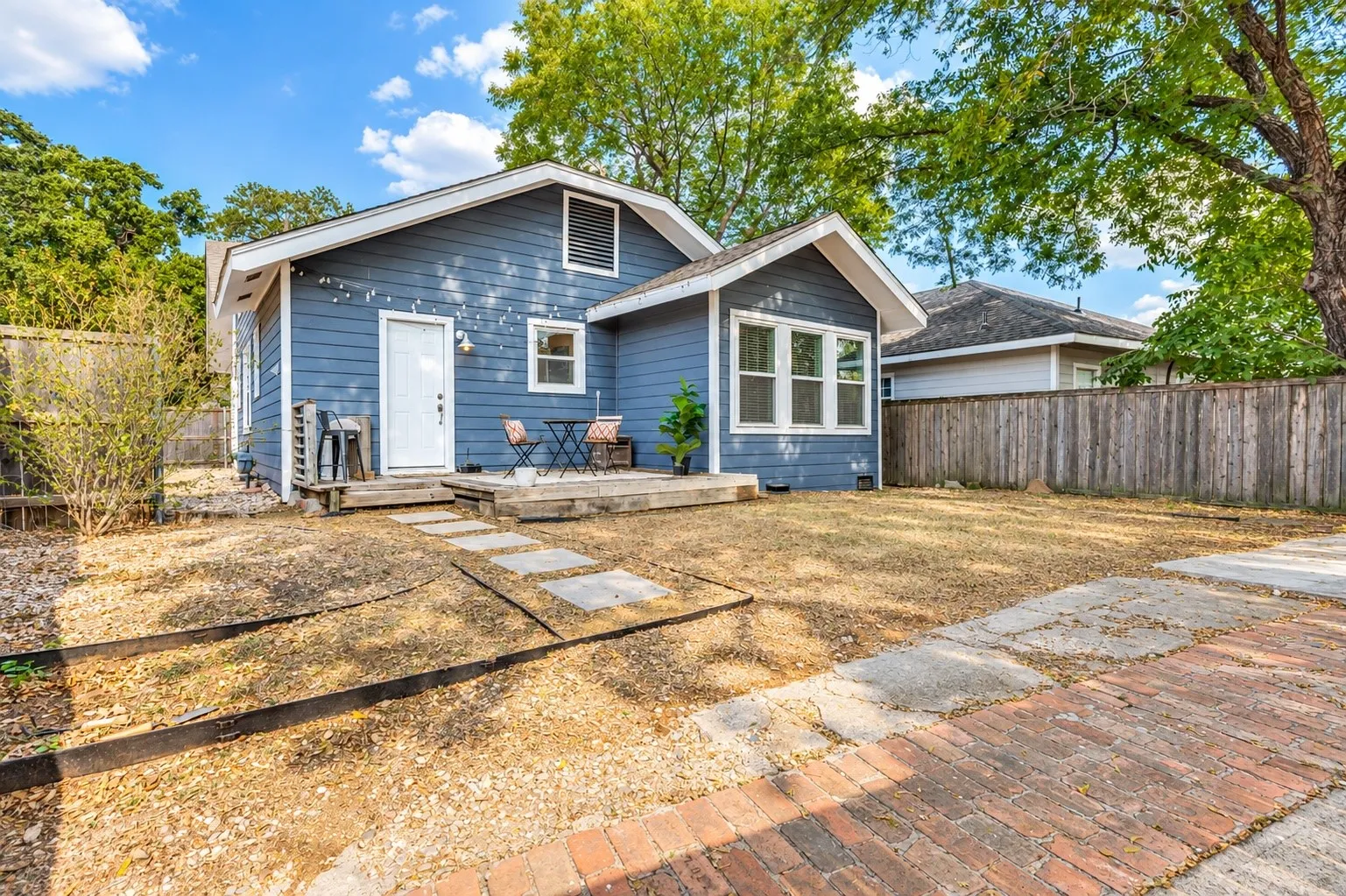 Single Family Residence For Sale in Dallas County , 1123 Ballard Avenue, Dallas, Texas 75208, 2 Bedroom, 2 Bathroom, Garage spaces, 1,263 Sqft, built in 1924, mls#21394549, Real Estate Agent in Dallas, Homes For Sale in Dallas county, Homes For Sale in Dallas, Realtor in Dallas Texas, Real Estate Brokerage Independent Realty Texas, Luminita Cordes Realtor