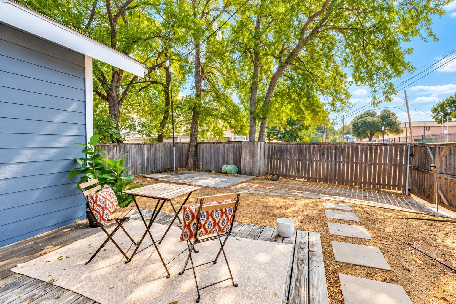 Single Family Residence For Sale in Dallas County , 1123 Ballard Avenue, Dallas, Texas 75208, 2 Bedroom, 2 Bathroom, Garage spaces, 1,263 Sqft, built in 1924, mls#21394549, Real Estate Agent in Dallas, Homes For Sale in Dallas county, Homes For Sale in Dallas, Realtor in Dallas Texas, Real Estate Brokerage Independent Realty Texas, Luminita Cordes Realtor