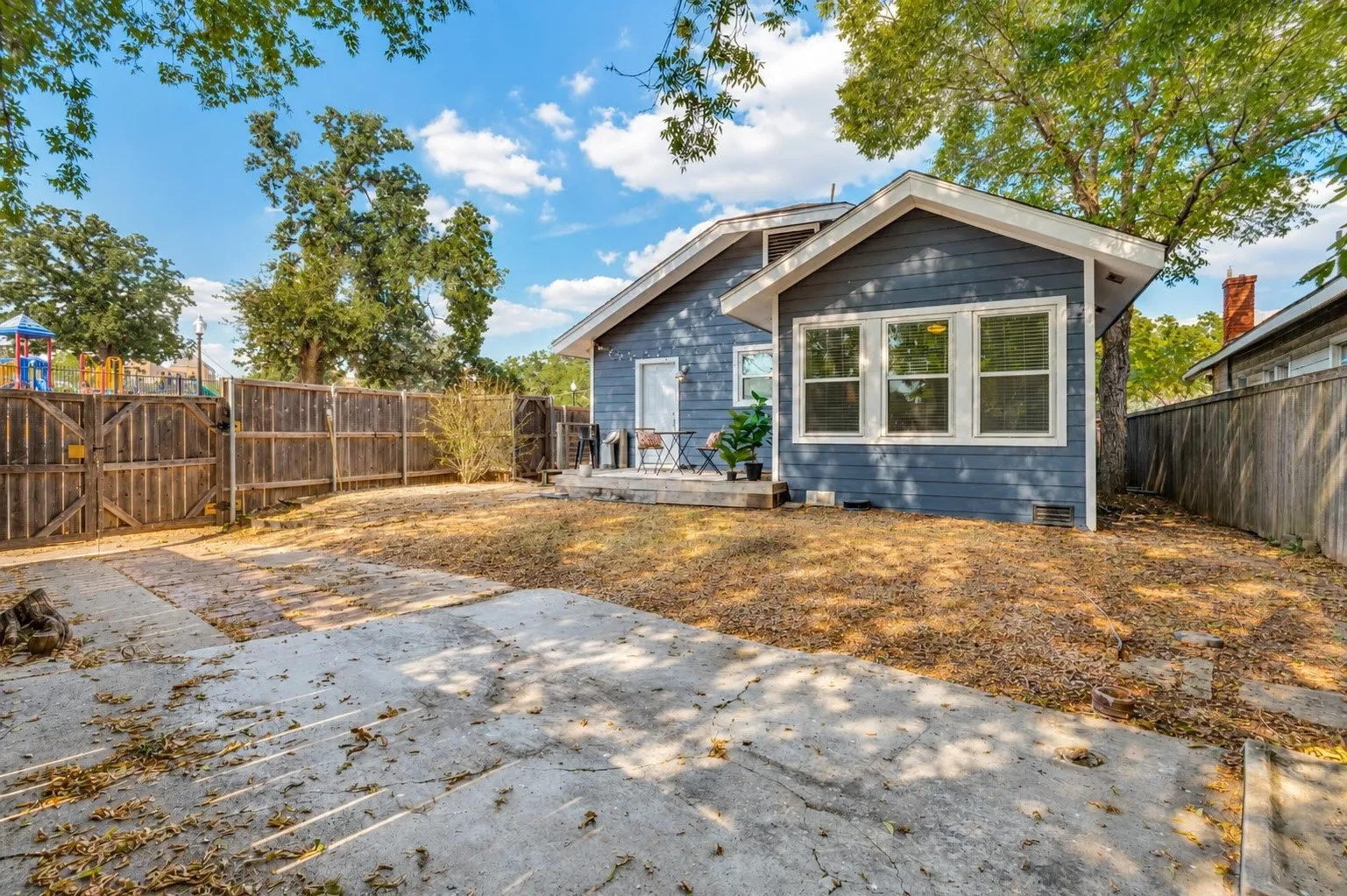 Single Family Residence For Sale in Dallas County , 1123 Ballard Avenue, Dallas, Texas 75208, 2 Bedroom, 2 Bathroom, Garage spaces, 1,263 Sqft, built in 1924, mls#21394549, Real Estate Agent in Dallas, Homes For Sale in Dallas county, Homes For Sale in Dallas, Realtor in Dallas Texas, Real Estate Brokerage Independent Realty Texas, Luminita Cordes Realtor