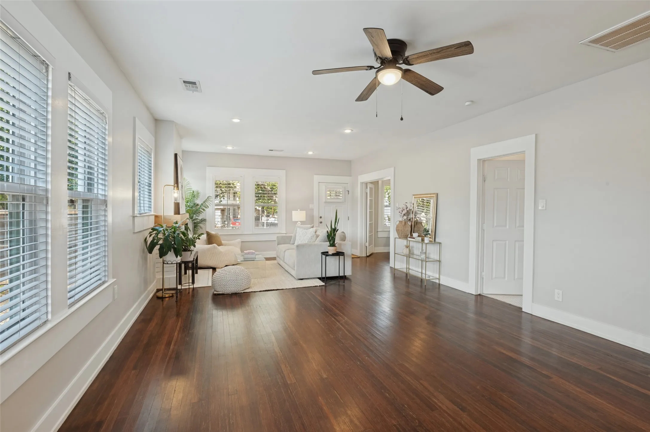 Single Family Residence For Sale in Dallas County , 1123 Ballard Avenue, Dallas, Texas 75208, 2 Bedroom, 2 Bathroom, Garage spaces, 1,263 Sqft, built in 1924, mls#21394549, Real Estate Agent in Dallas, Homes For Sale in Dallas county, Homes For Sale in Dallas, Realtor in Dallas Texas, Real Estate Brokerage Independent Realty Texas, Luminita Cordes Realtor