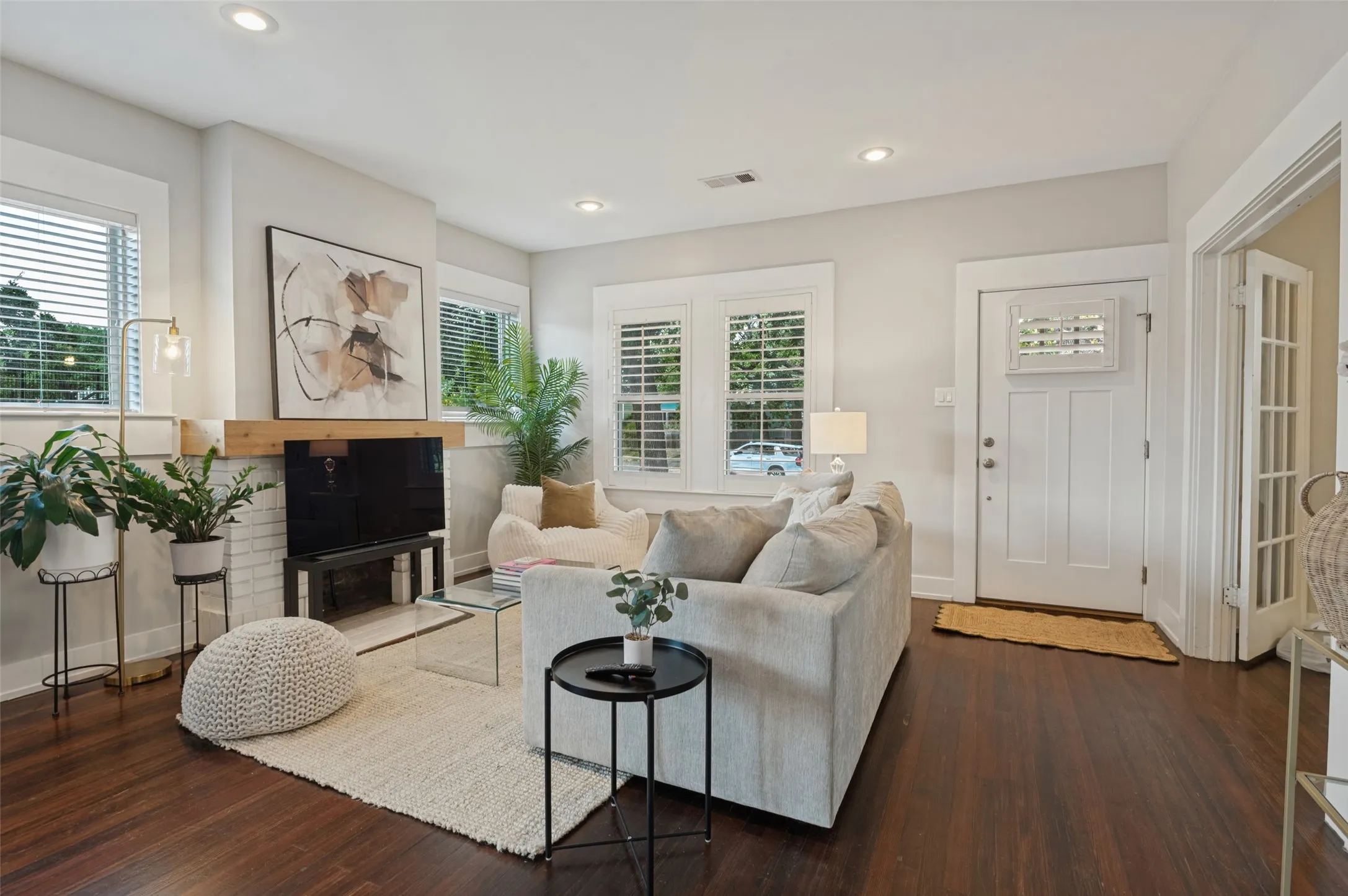 Single Family Residence For Sale in Dallas County , 1123 Ballard Avenue, Dallas, Texas 75208, 2 Bedroom, 2 Bathroom, Garage spaces, 1,263 Sqft, built in 1924, mls#21394549, Real Estate Agent in Dallas, Homes For Sale in Dallas county, Homes For Sale in Dallas, Realtor in Dallas Texas, Real Estate Brokerage Independent Realty Texas, Luminita Cordes Realtor
