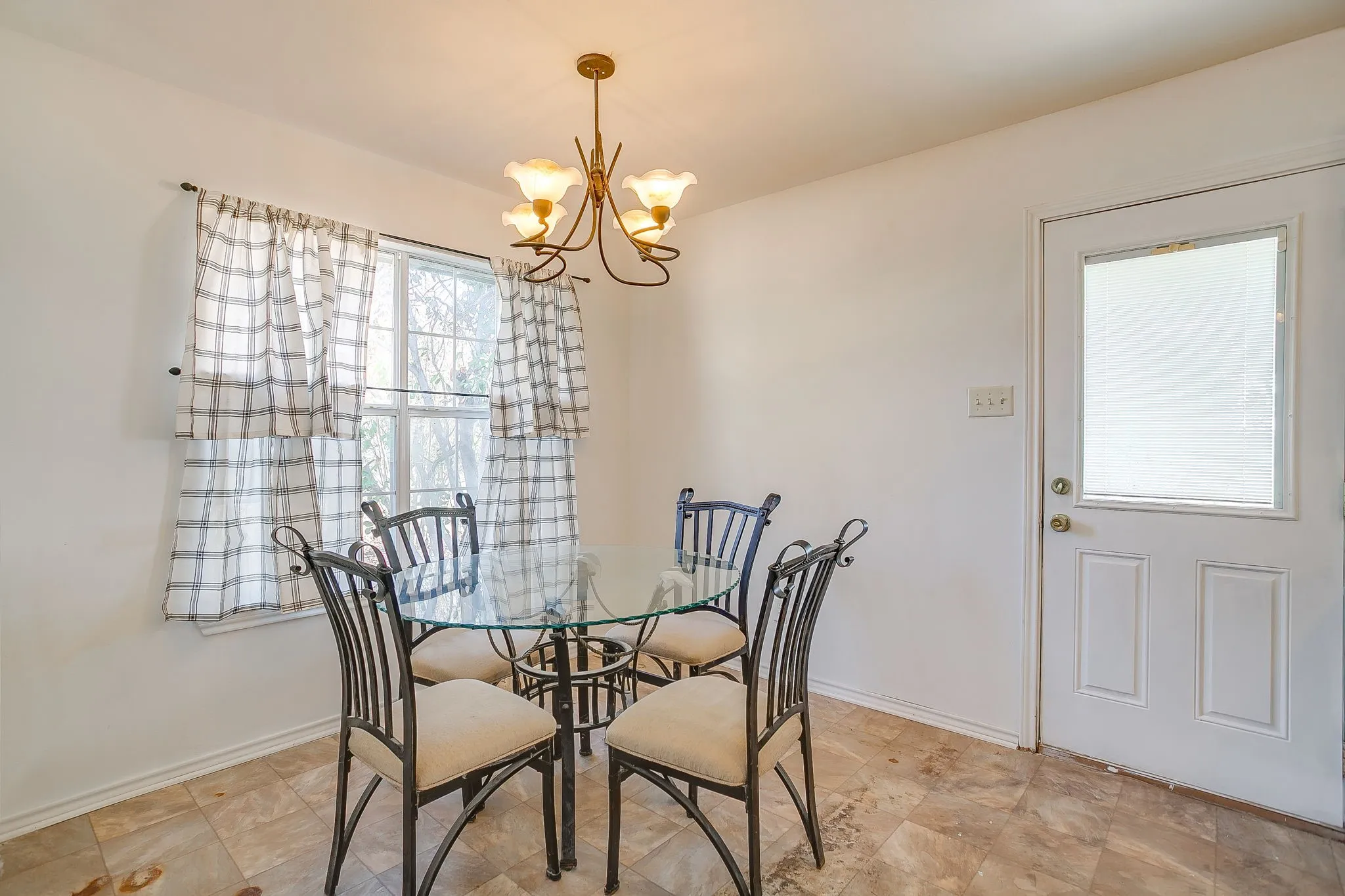 Single Family Residence For Sale in Parker County , 122 Blue Castle Court, Weatherford, Texas 76088, 3 Bedroom, 2 Bathroom, 2 Garage spaces, 1,417 Sqft, built in 2008, mls#21394407, Real Estate Agent in Weatherford, Homes For Sale in Parker county, Homes For Sale in Weatherford, Realtor in Weatherford Texas, Real Estate Brokerage Independent Realty Texas, Luminita Cordes Realtor