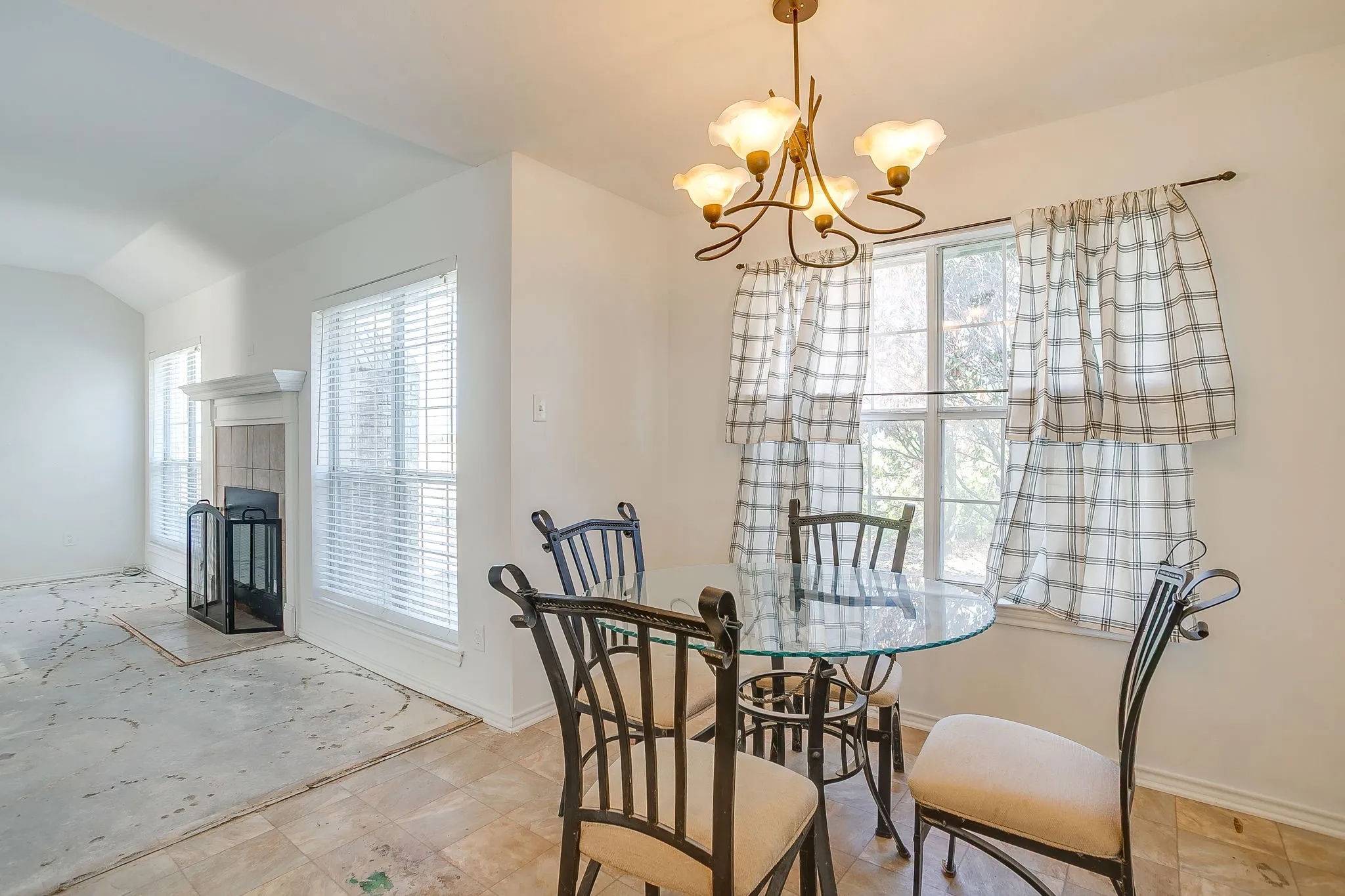 Single Family Residence For Sale in Parker County , 122 Blue Castle Court, Weatherford, Texas 76088, 3 Bedroom, 2 Bathroom, 2 Garage spaces, 1,417 Sqft, built in 2008, mls#21394407, Real Estate Agent in Weatherford, Homes For Sale in Parker county, Homes For Sale in Weatherford, Realtor in Weatherford Texas, Real Estate Brokerage Independent Realty Texas, Luminita Cordes Realtor