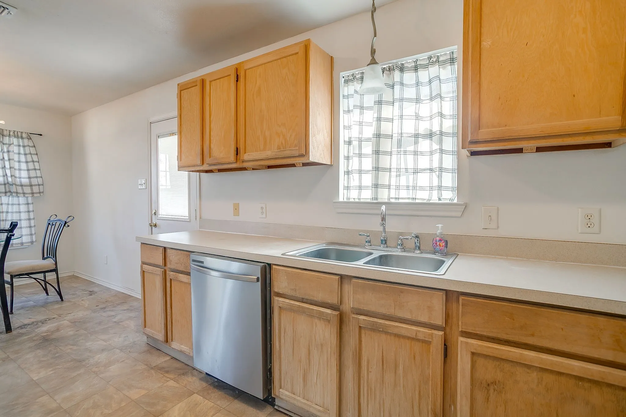 Single Family Residence For Sale in Parker County , 122 Blue Castle Court, Weatherford, Texas 76088, 3 Bedroom, 2 Bathroom, 2 Garage spaces, 1,417 Sqft, built in 2008, mls#21394407, Real Estate Agent in Weatherford, Homes For Sale in Parker county, Homes For Sale in Weatherford, Realtor in Weatherford Texas, Real Estate Brokerage Independent Realty Texas, Luminita Cordes Realtor