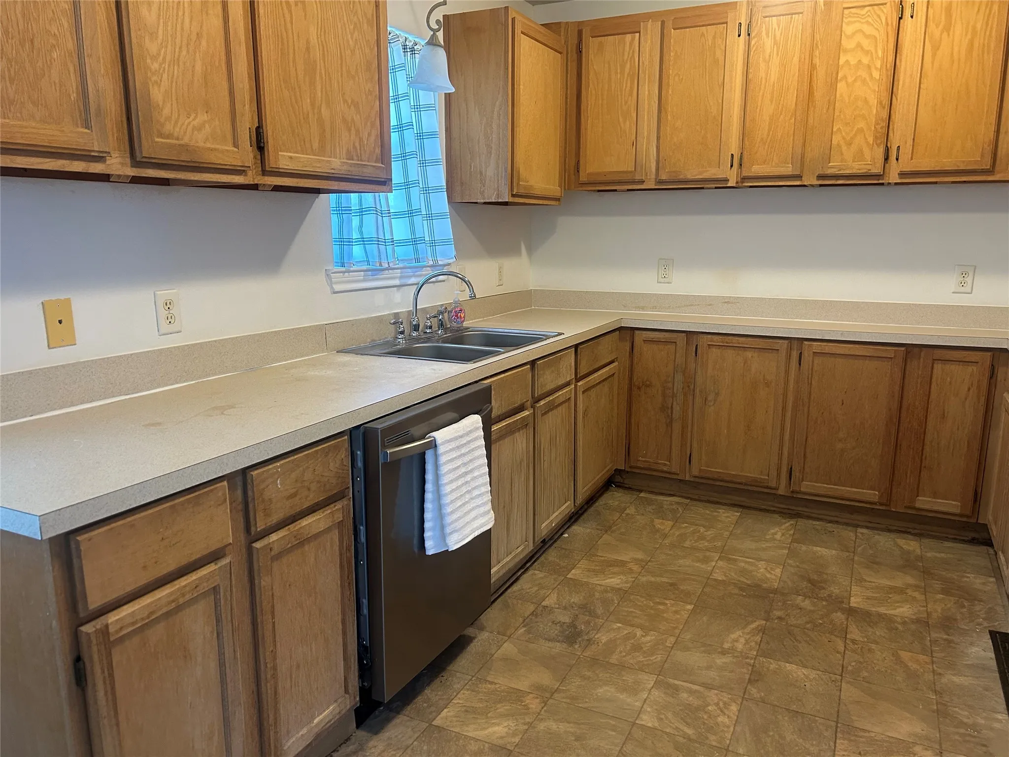 Single Family Residence For Sale in Parker County , 122 Blue Castle Court, Weatherford, Texas 76088, 3 Bedroom, 3 Bathroom, 2 Garage spaces, 1,417 Sqft, built in 2008, mls#21394407, Real Estate Agent in Weatherford, Homes For Sale in Parker county, Homes For Sale in Weatherford, Realtor in Weatherford Texas, Real Estate Brokerage Independent Realty Texas, Luminita Cordes Realtor