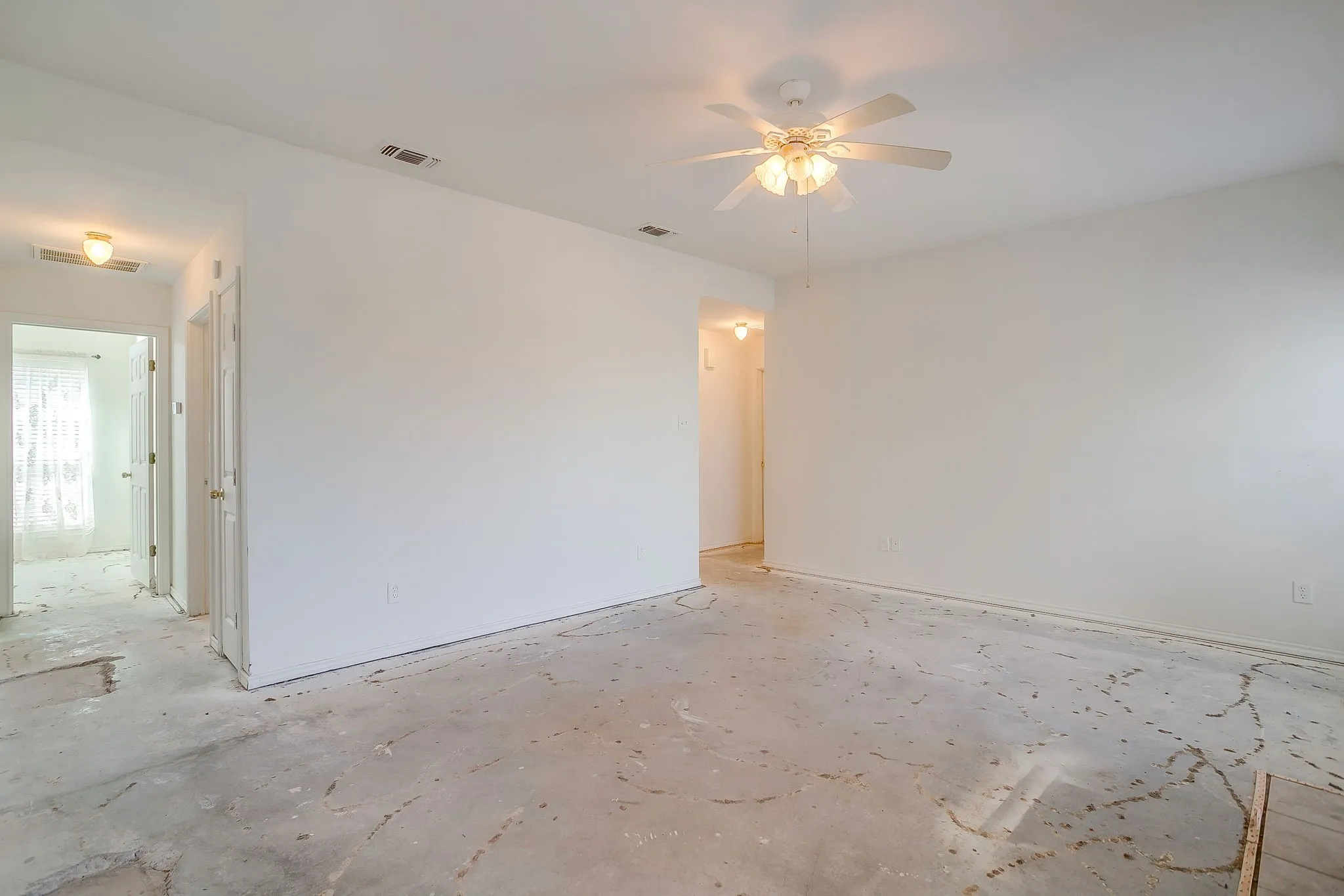 Single Family Residence For Sale in Parker County , 122 Blue Castle Court, Weatherford, Texas 76088, 3 Bedroom, 2 Bathroom, 2 Garage spaces, 1,417 Sqft, built in 2008, mls#21394407, Real Estate Agent in Weatherford, Homes For Sale in Parker county, Homes For Sale in Weatherford, Realtor in Weatherford Texas, Real Estate Brokerage Independent Realty Texas, Luminita Cordes Realtor