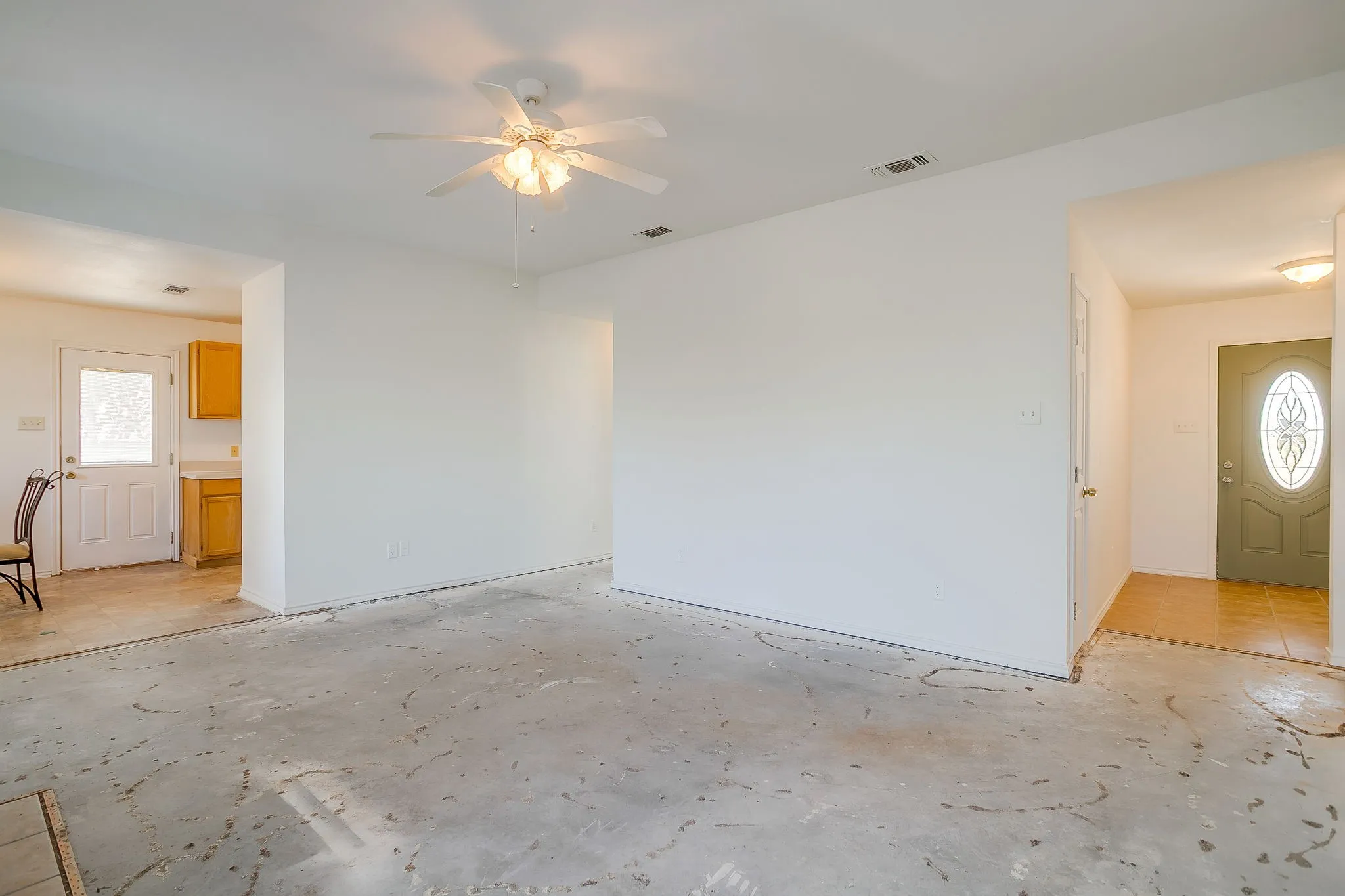 Single Family Residence For Sale in Parker County , 122 Blue Castle Court, Weatherford, Texas 76088, 3 Bedroom, 2 Bathroom, 2 Garage spaces, 1,417 Sqft, built in 2008, mls#21394407, Real Estate Agent in Weatherford, Homes For Sale in Parker county, Homes For Sale in Weatherford, Realtor in Weatherford Texas, Real Estate Brokerage Independent Realty Texas, Luminita Cordes Realtor