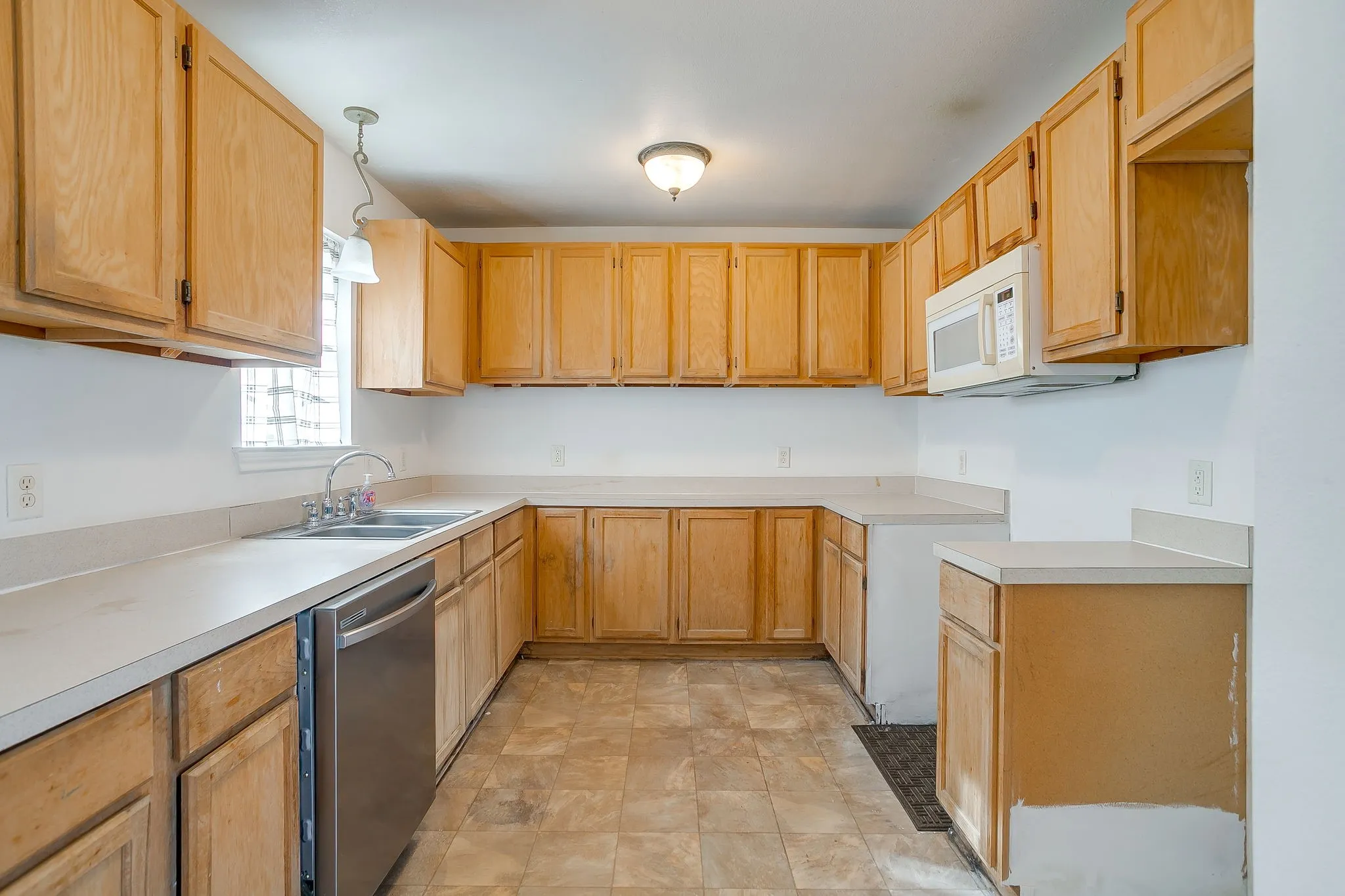 Single Family Residence For Sale in Parker County , 122 Blue Castle Court, Weatherford, Texas 76088, 3 Bedroom, 2 Bathroom, 2 Garage spaces, 1,417 Sqft, built in 2008, mls#21394407, Real Estate Agent in Weatherford, Homes For Sale in Parker county, Homes For Sale in Weatherford, Realtor in Weatherford Texas, Real Estate Brokerage Independent Realty Texas, Luminita Cordes Realtor