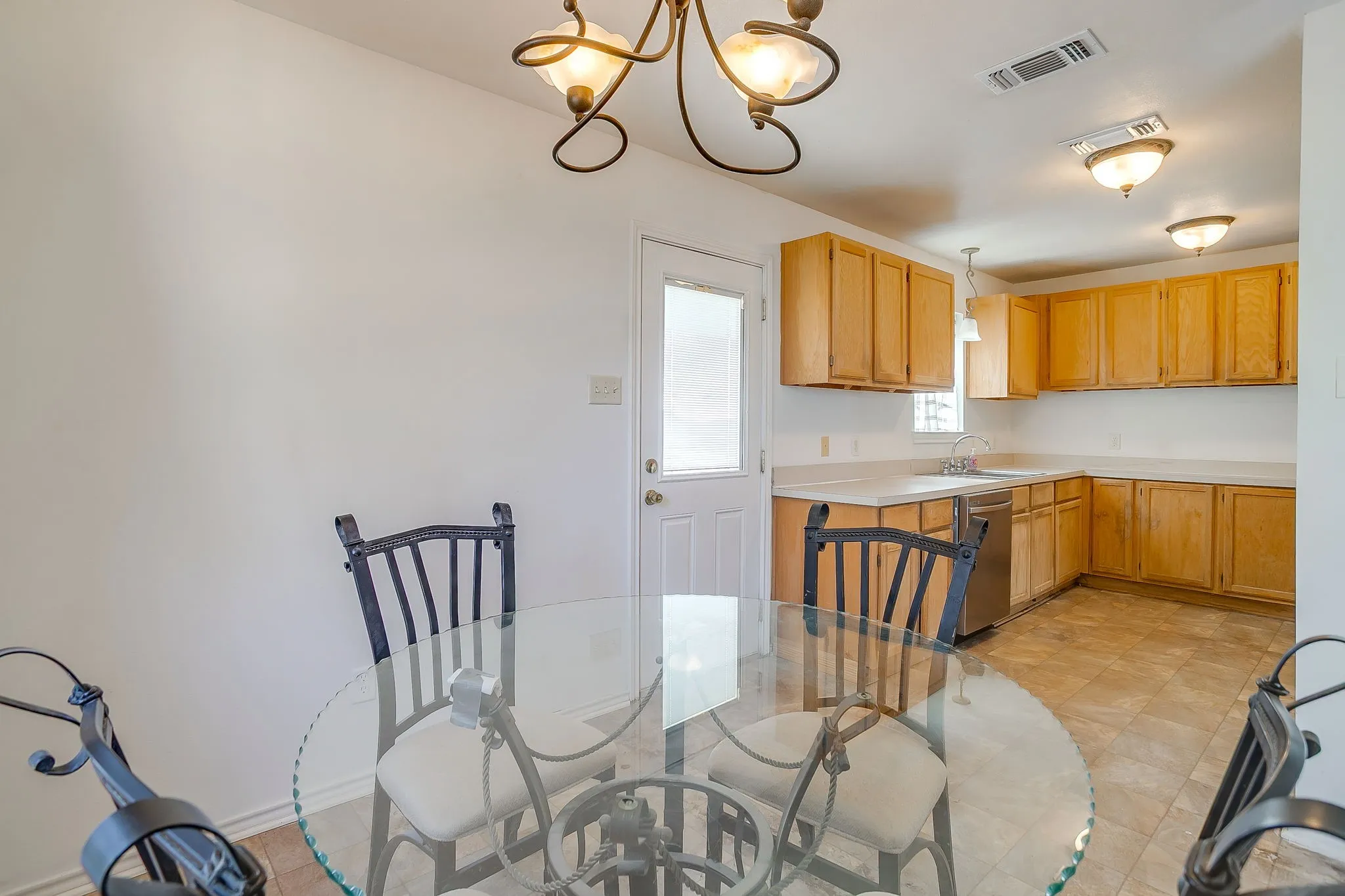Single Family Residence For Sale in Parker County , 122 Blue Castle Court, Weatherford, Texas 76088, 3 Bedroom, 2 Bathroom, 2 Garage spaces, 1,417 Sqft, built in 2008, mls#21394407, Real Estate Agent in Weatherford, Homes For Sale in Parker county, Homes For Sale in Weatherford, Realtor in Weatherford Texas, Real Estate Brokerage Independent Realty Texas, Luminita Cordes Realtor