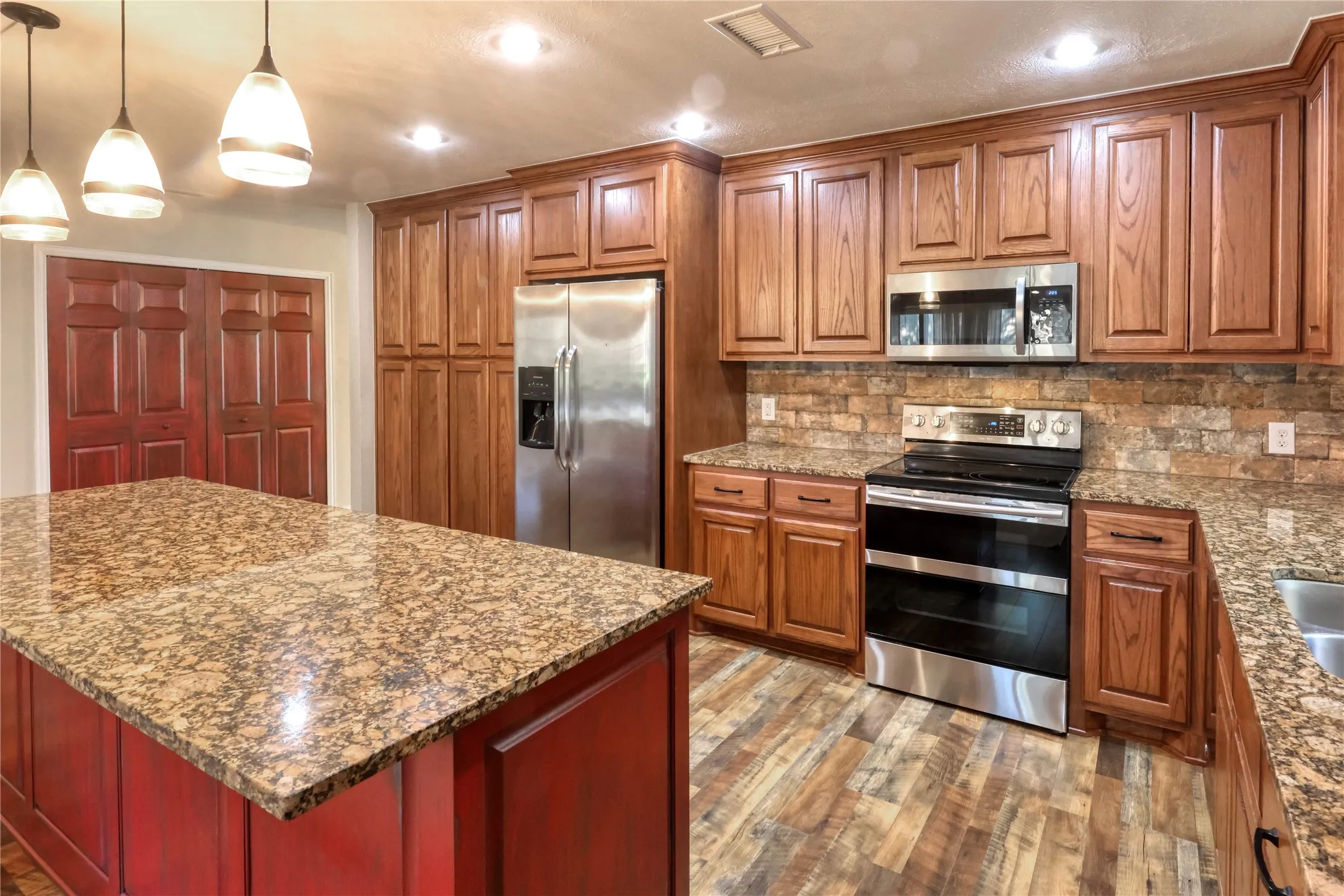 Single Family Residence For Sale in Tarrant County , 2813 Meandering Way, Bedford, Texas 76021, 4 Bedroom, 2 Bathroom, 2 Garage spaces, 2,043 Sqft, built in 1977, mls#21394625, Real Estate Agent in Bedford, Homes For Sale in Tarrant county, Homes For Sale in Bedford, Realtor in Bedford Texas, Real Estate Brokerage Independent Realty Texas, Luminita Cordes Realtor