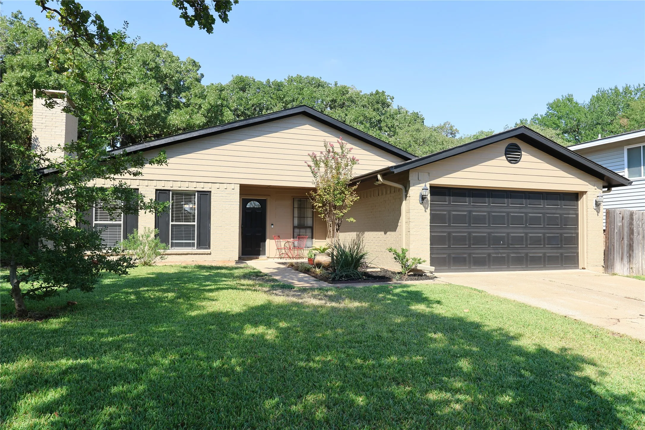 Single Family Residence For Sale in Tarrant County , 2813 Meandering Way, Bedford, Texas 76021, 4 Bedroom, 2 Bathroom, 2 Garage spaces, 2,043 Sqft, built in 1977, mls#21394625, Real Estate Agent in Bedford, Homes For Sale in Tarrant county, Homes For Sale in Bedford, Realtor in Bedford Texas, Real Estate Brokerage Independent Realty Texas, Luminita Cordes Realtor