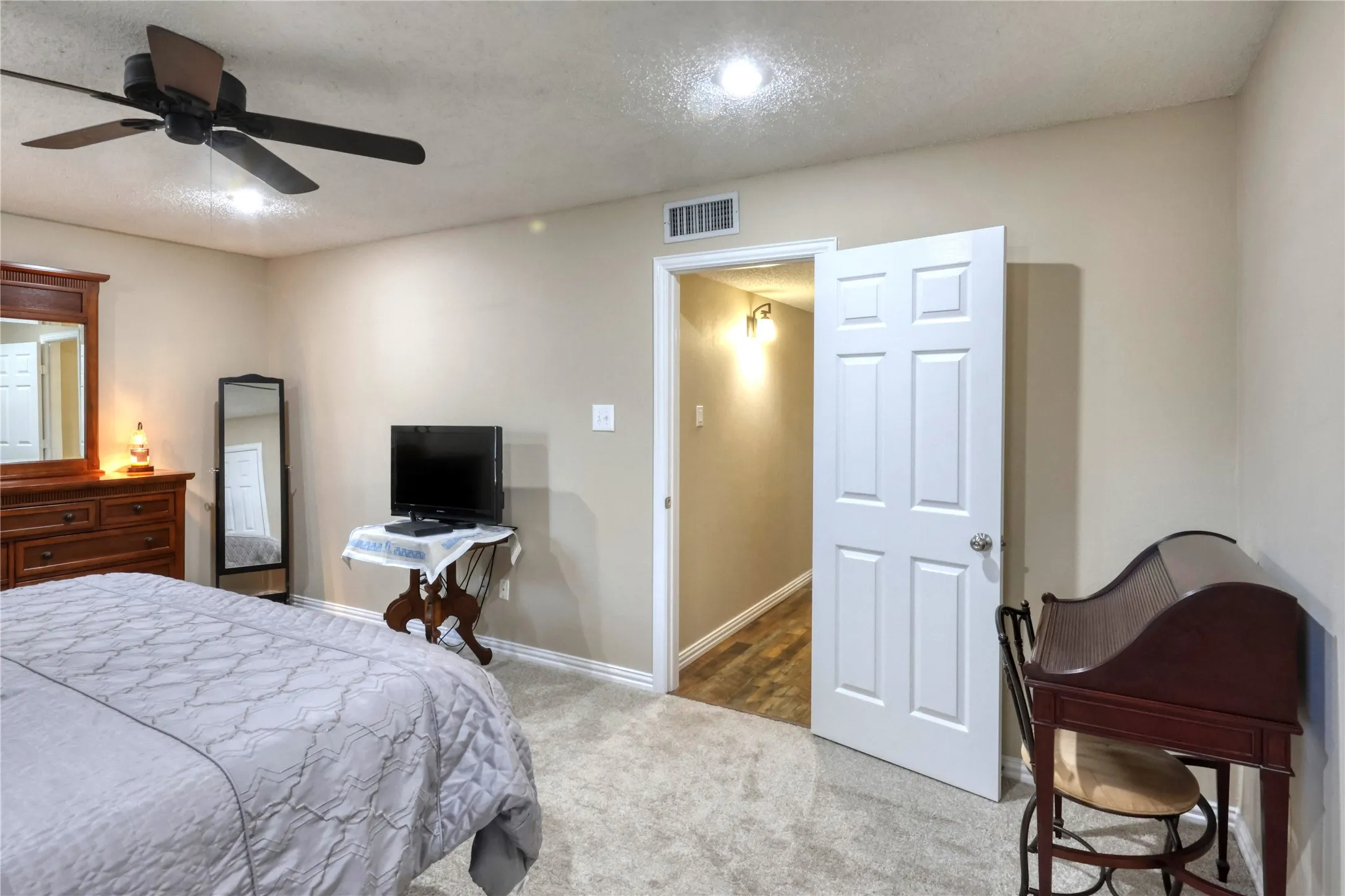 Single Family Residence For Sale in Tarrant County , 2813 Meandering Way, Bedford, Texas 76021, 4 Bedroom, 2 Bathroom, 2 Garage spaces, 2,043 Sqft, built in 1977, mls#21394625, Real Estate Agent in Bedford, Homes For Sale in Tarrant county, Homes For Sale in Bedford, Realtor in Bedford Texas, Real Estate Brokerage Independent Realty Texas, Luminita Cordes Realtor