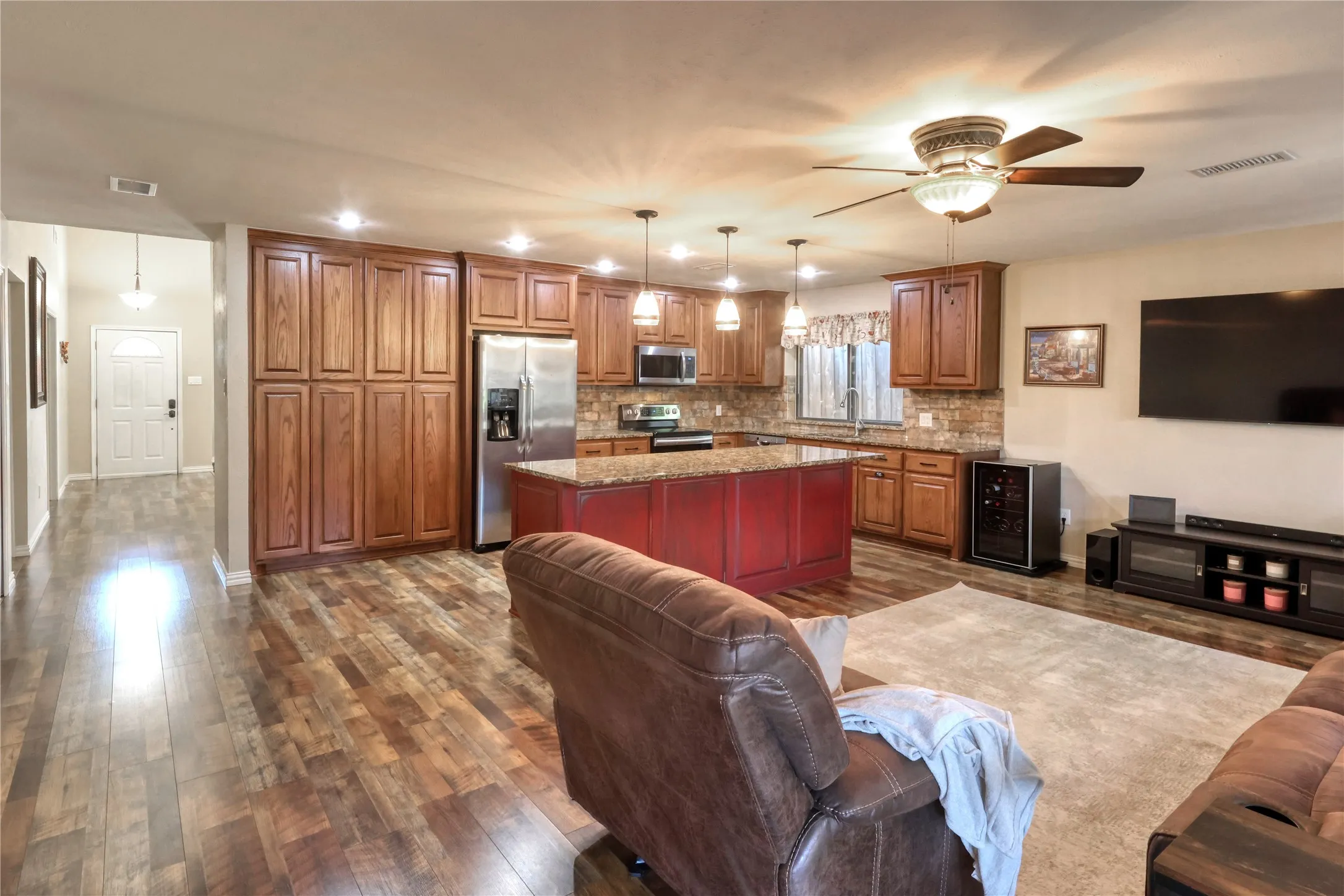 Single Family Residence For Sale in Tarrant County , 2813 Meandering Way, Bedford, Texas 76021, 4 Bedroom, 2 Bathroom, 2 Garage spaces, 2,043 Sqft, built in 1977, mls#21394625, Real Estate Agent in Bedford, Homes For Sale in Tarrant county, Homes For Sale in Bedford, Realtor in Bedford Texas, Real Estate Brokerage Independent Realty Texas, Luminita Cordes Realtor