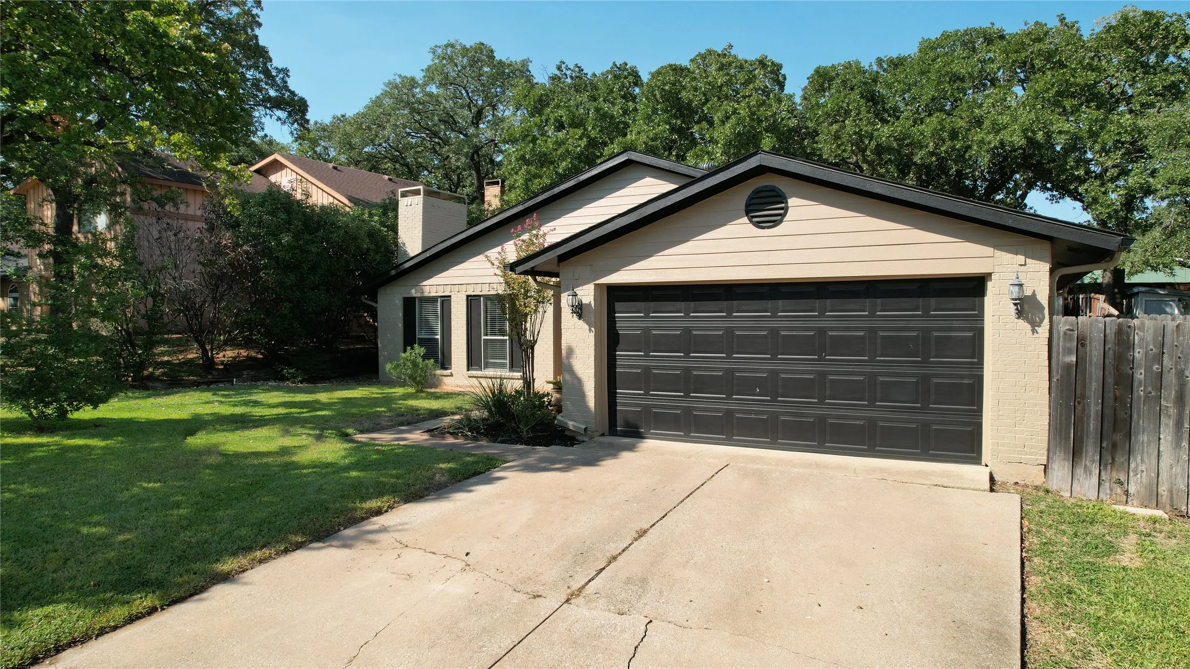 Single Family Residence For Sale in Tarrant County , 2813 Meandering Way, Bedford, Texas 76021, 4 Bedroom, 2 Bathroom, 2 Garage spaces, 2,043 Sqft, built in 1977, mls#21394625, Real Estate Agent in Bedford, Homes For Sale in Tarrant county, Homes For Sale in Bedford, Realtor in Bedford Texas, Real Estate Brokerage Independent Realty Texas, Luminita Cordes Realtor