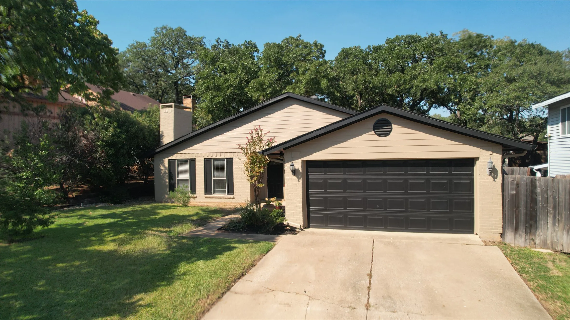 Single Family Residence For Sale in Tarrant County , 2813 Meandering Way, Bedford, Texas 76021, 4 Bedroom, 2 Bathroom, 2 Garage spaces, 2,043 Sqft, built in 1977, mls#21394625, Real Estate Agent in Bedford, Homes For Sale in Tarrant county, Homes For Sale in Bedford, Realtor in Bedford Texas, Real Estate Brokerage Independent Realty Texas, Luminita Cordes Realtor