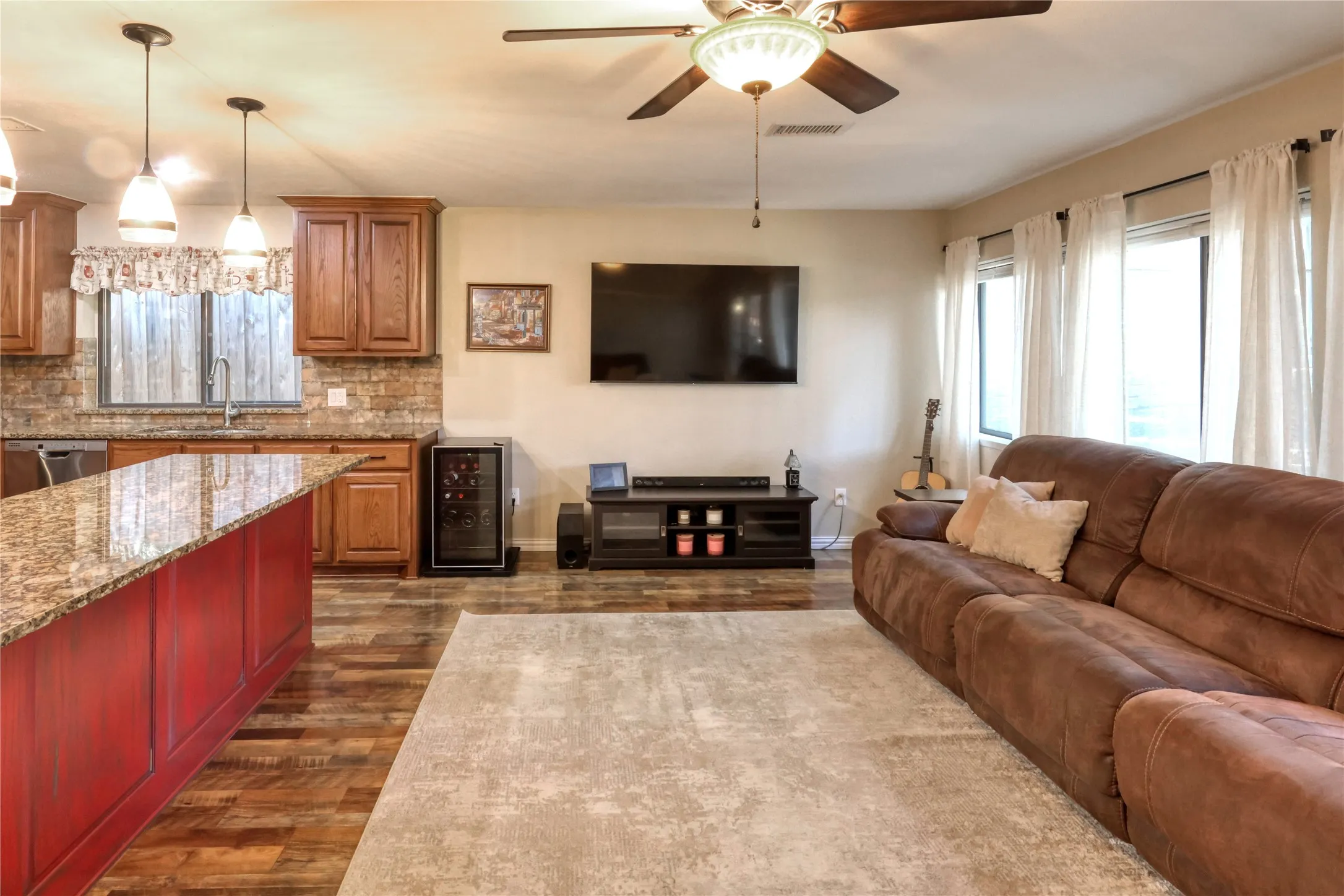 Single Family Residence For Sale in Tarrant County , 2813 Meandering Way, Bedford, Texas 76021, 4 Bedroom, 2 Bathroom, 2 Garage spaces, 2,043 Sqft, built in 1977, mls#21394625, Real Estate Agent in Bedford, Homes For Sale in Tarrant county, Homes For Sale in Bedford, Realtor in Bedford Texas, Real Estate Brokerage Independent Realty Texas, Luminita Cordes Realtor