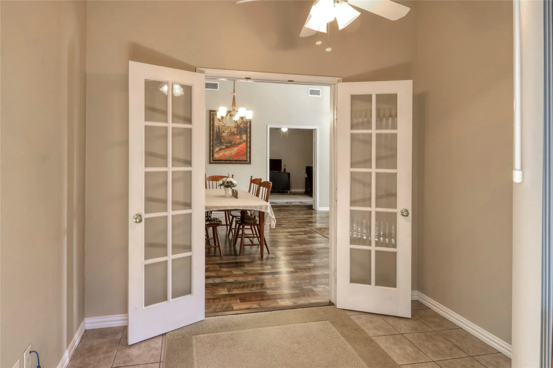 Single Family Residence For Sale in Tarrant County , 2813 Meandering Way, Bedford, Texas 76021, 4 Bedroom, 2 Bathroom, 2 Garage spaces, 2,043 Sqft, built in 1977, mls#21394625, Real Estate Agent in Bedford, Homes For Sale in Tarrant county, Homes For Sale in Bedford, Realtor in Bedford Texas, Real Estate Brokerage Independent Realty Texas, Luminita Cordes Realtor