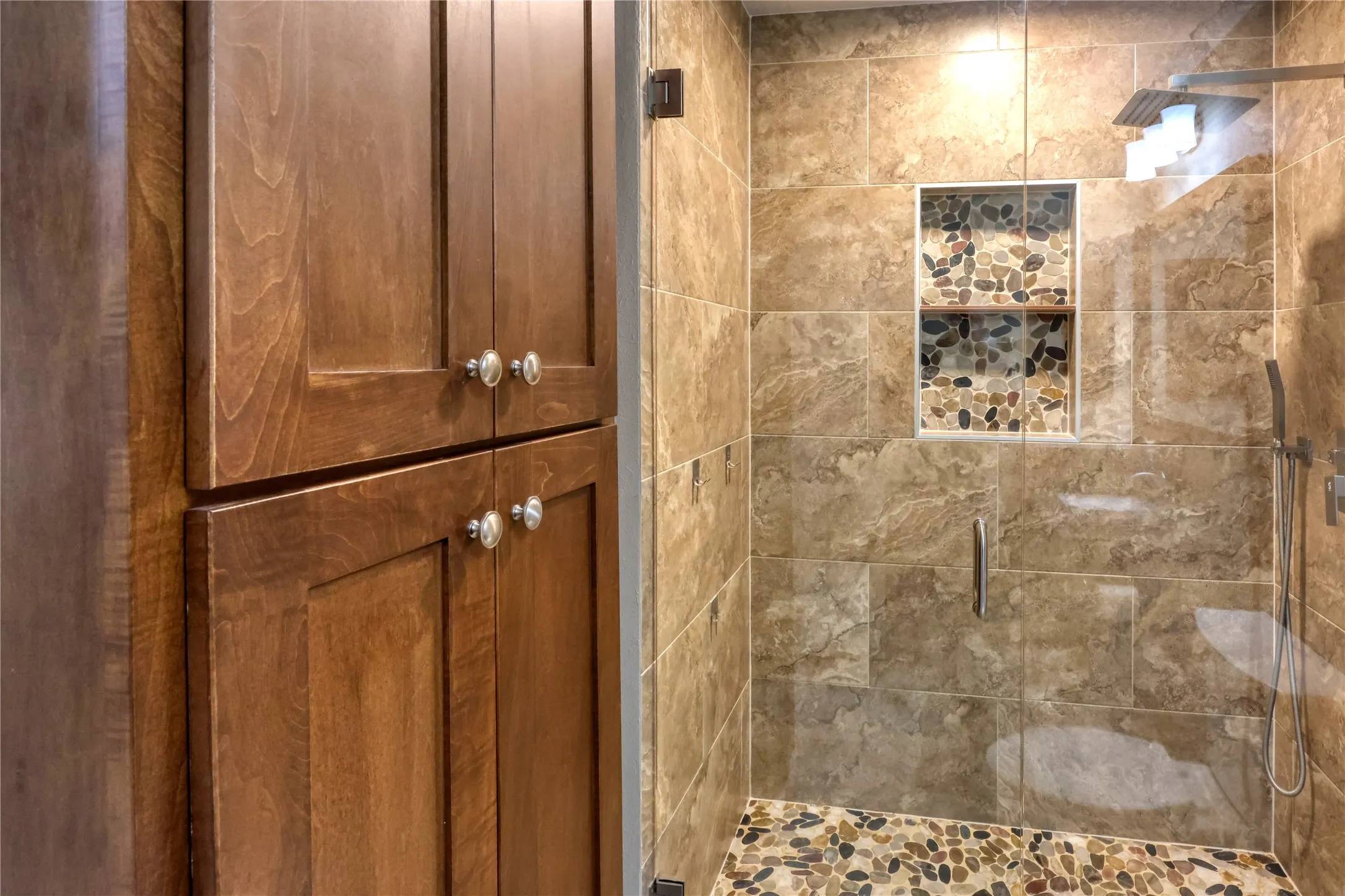 Single Family Residence For Sale in Tarrant County , 2813 Meandering Way, Bedford, Texas 76021, 4 Bedroom, 2 Bathroom, 2 Garage spaces, 2,043 Sqft, built in 1977, mls#21394625, Real Estate Agent in Bedford, Homes For Sale in Tarrant county, Homes For Sale in Bedford, Realtor in Bedford Texas, Real Estate Brokerage Independent Realty Texas, Luminita Cordes Realtor