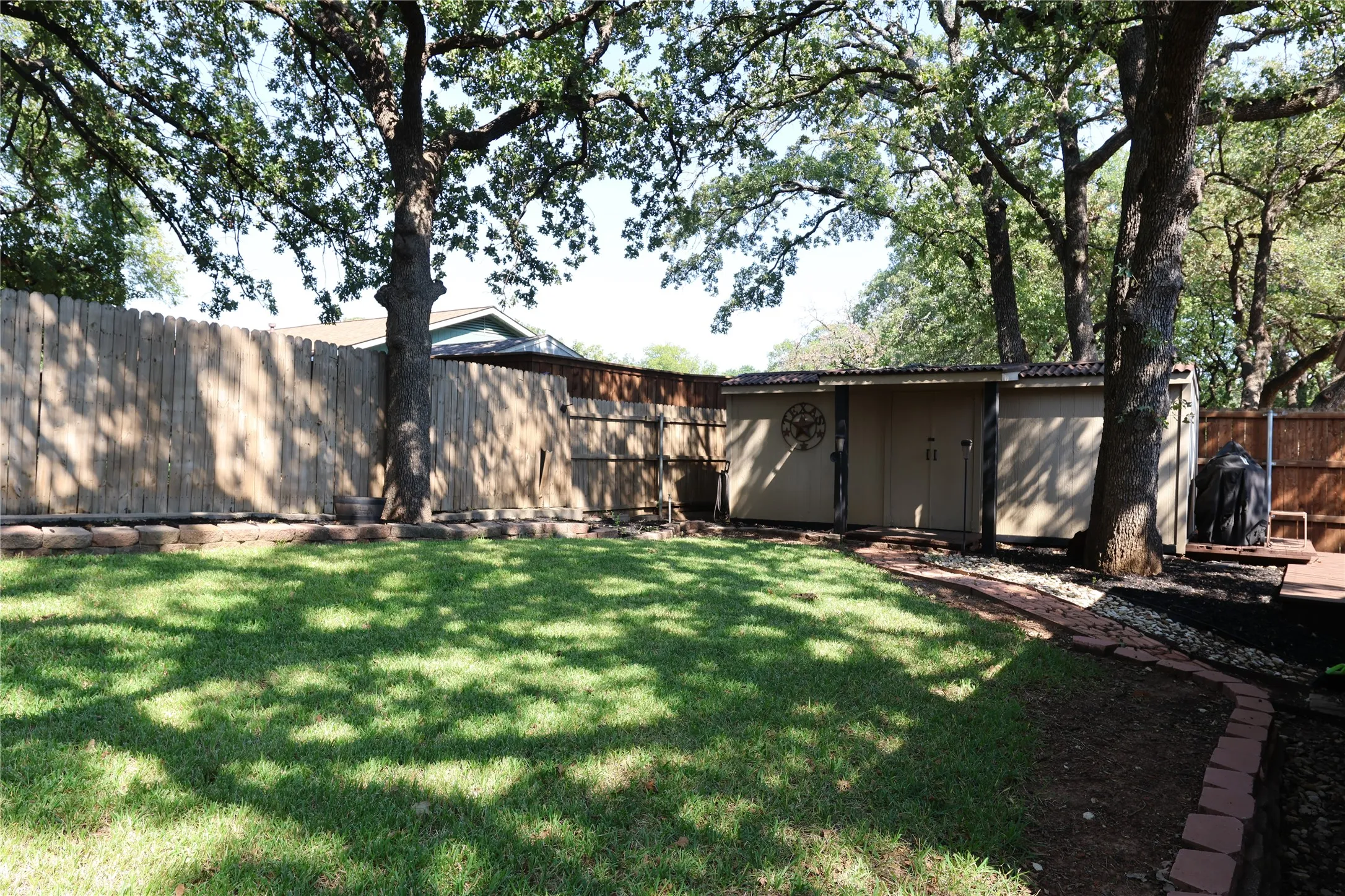 Single Family Residence For Sale in Tarrant County , 2813 Meandering Way, Bedford, Texas 76021, 4 Bedroom, 2 Bathroom, 2 Garage spaces, 2,043 Sqft, built in 1977, mls#21394625, Real Estate Agent in Bedford, Homes For Sale in Tarrant county, Homes For Sale in Bedford, Realtor in Bedford Texas, Real Estate Brokerage Independent Realty Texas, Luminita Cordes Realtor
