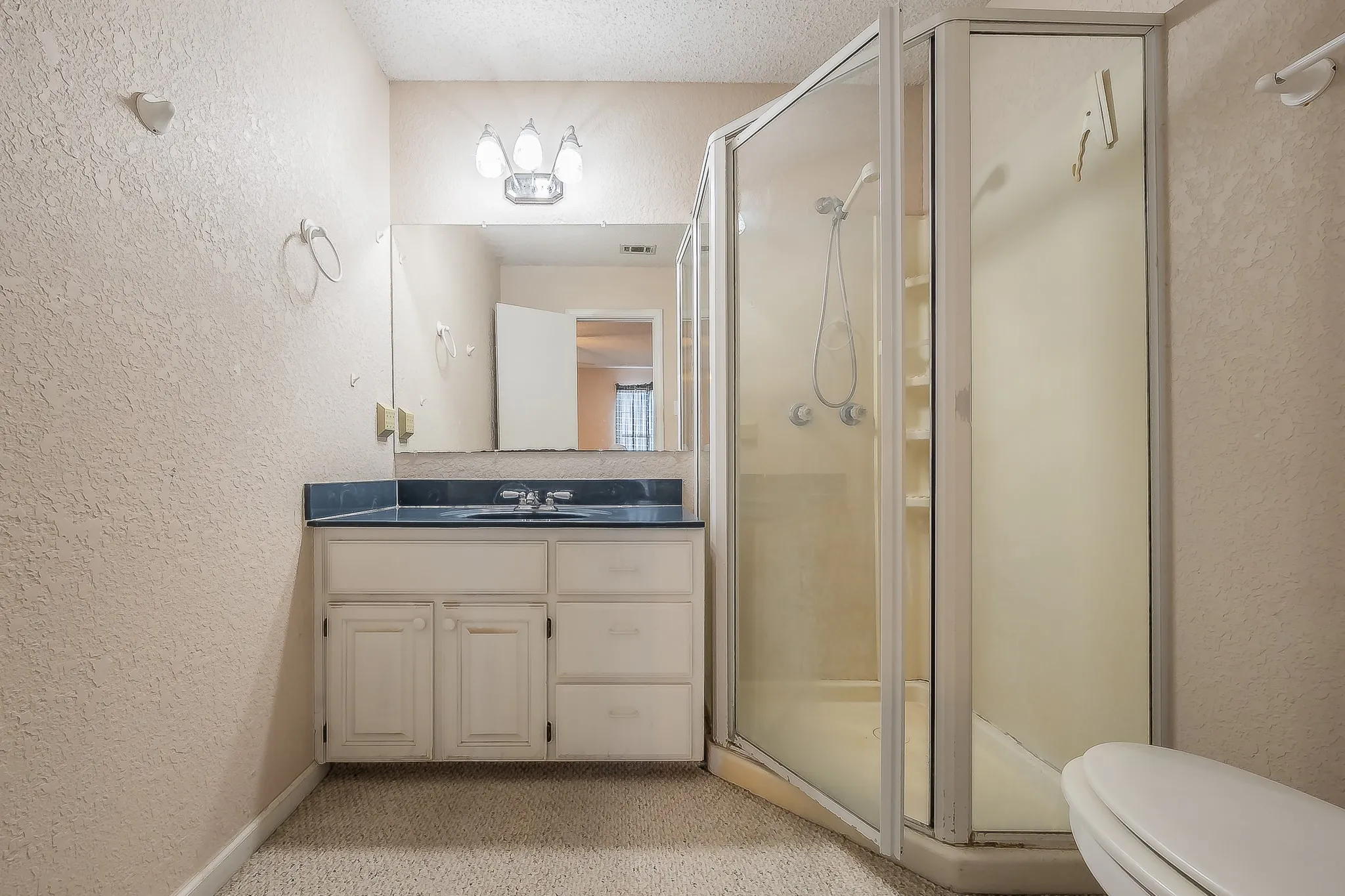 Downstairs primary en suite bathroom