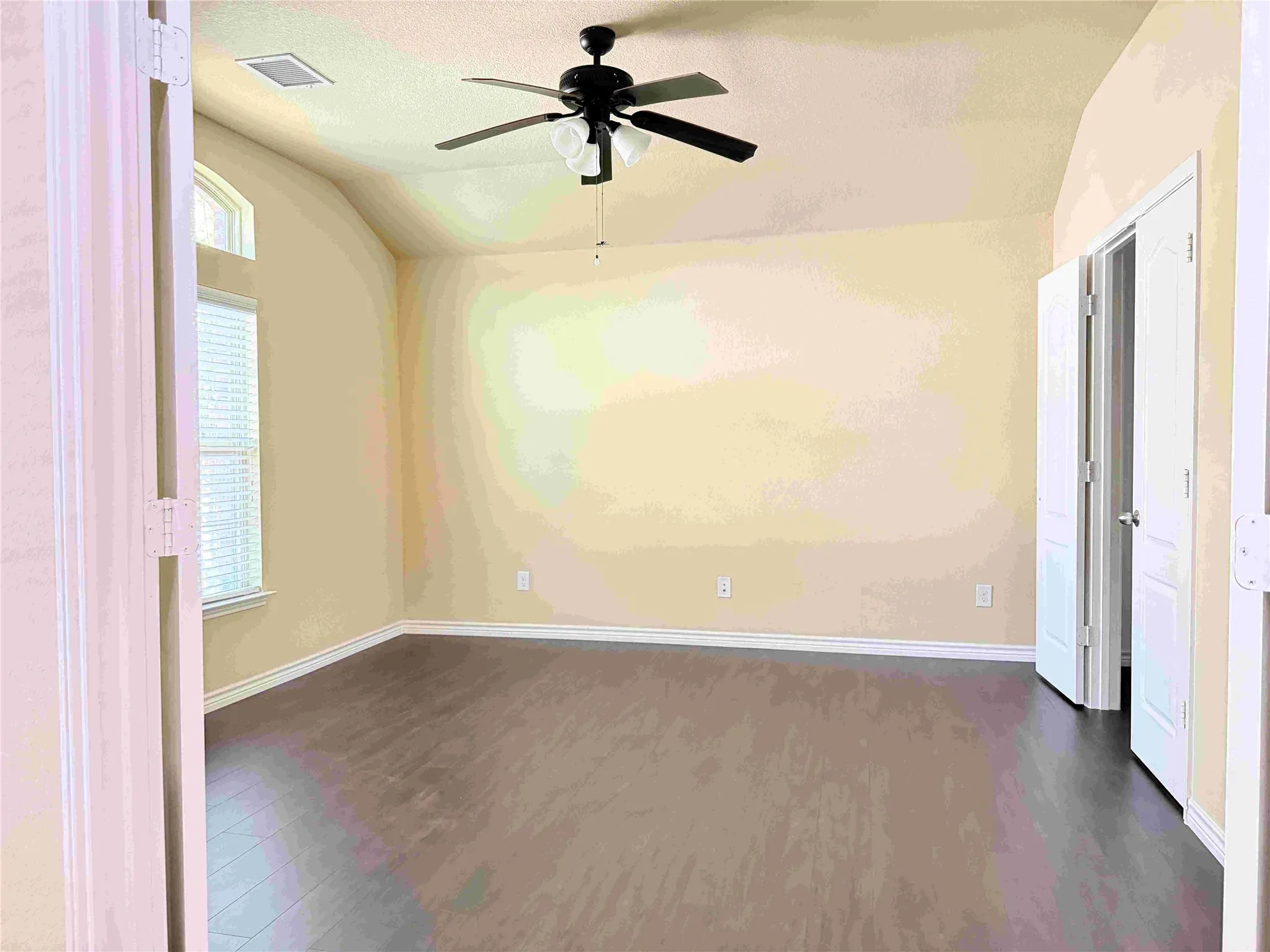 Single Family Residence For Sale in Denton County , 2400 Jonathan Creek Drive, Little Elm, Texas 75068, 4 Bedroom, 2 Bathroom, 2 Garage spaces, 2,189 Sqft, built in 2013, mls#21394635, Real Estate Agent in Little Elm, Homes For Sale in Denton county, Homes For Sale in Little Elm, Realtor in Little Elm Texas, Real Estate Brokerage Independent Realty Texas, Luminita Cordes Realtor