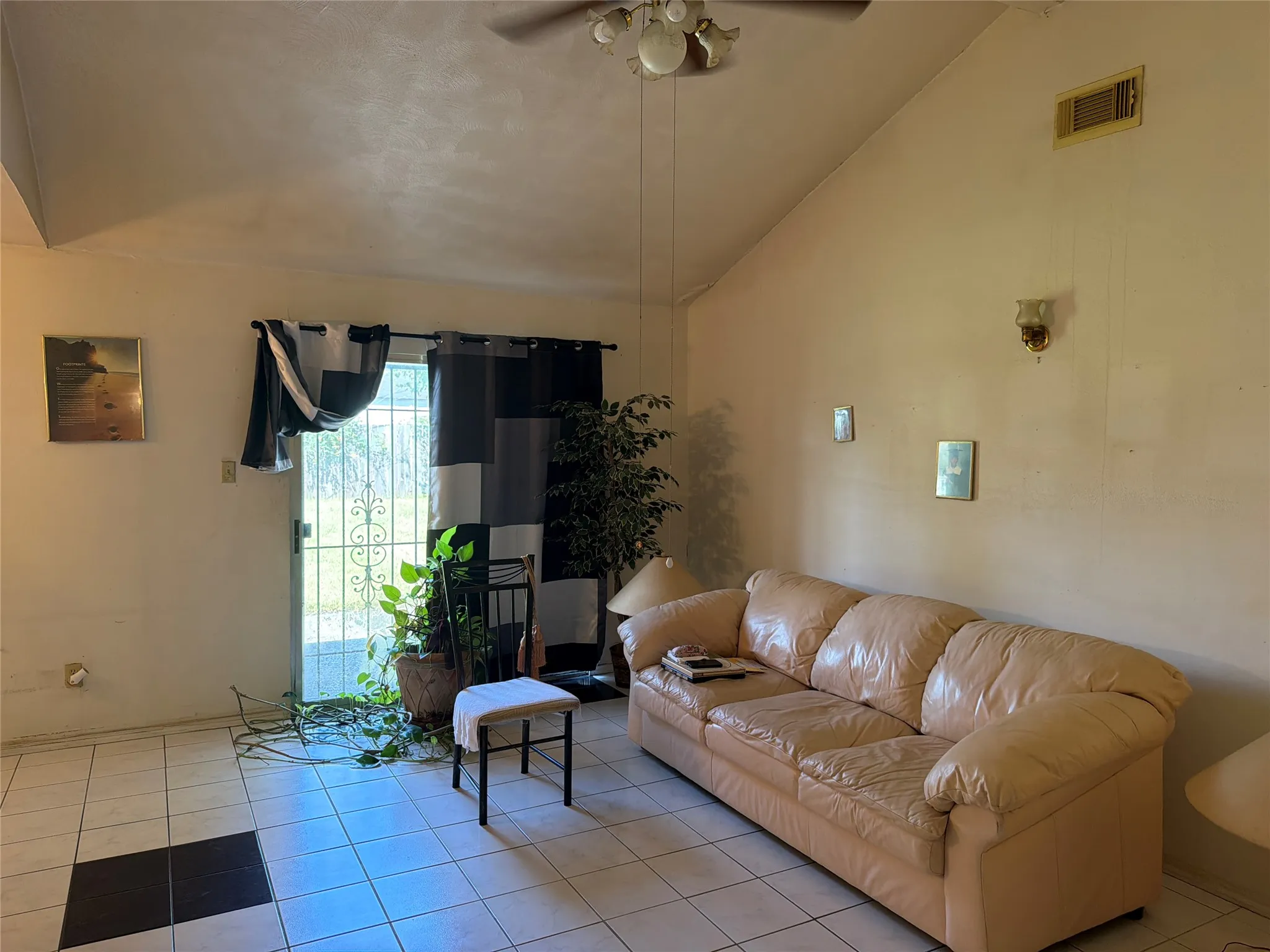 Single Family Residence For Sale in Harris County , 7603 Cabot Street, Houston, Texas 77016, 4 Bedroom, 2 Bathroom, 2 Garage spaces, 1,601 Sqft, built in 1960, mls#21394636, Real Estate Agent in Houston, Homes For Sale in Harris county, Homes For Sale in Houston, Realtor in Houston Texas, Real Estate Brokerage Independent Realty Texas, Luminita Cordes Realtor