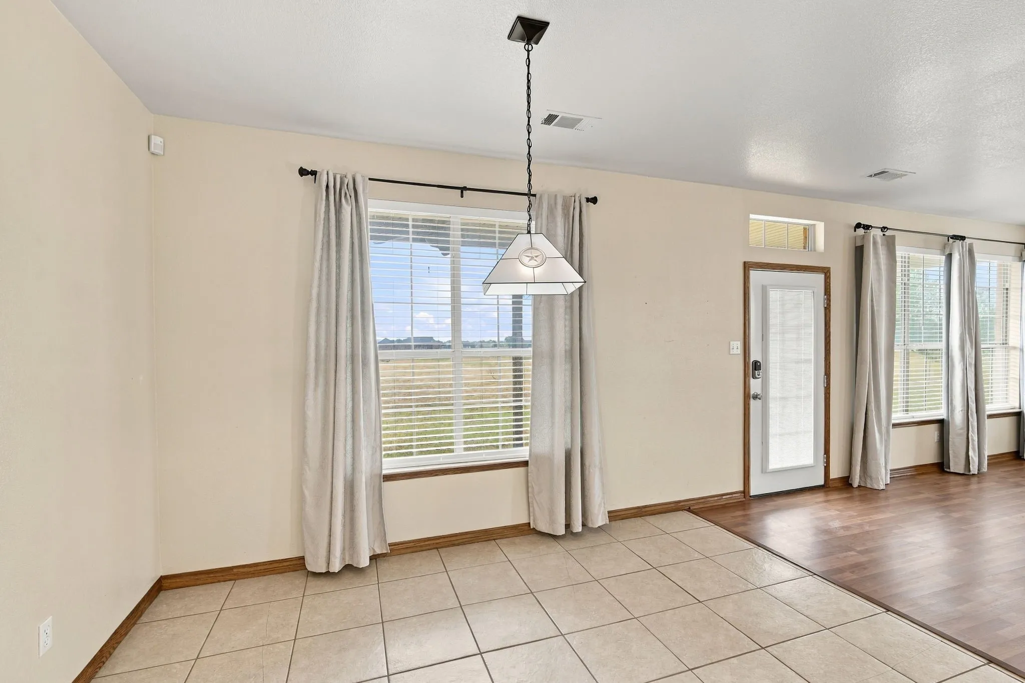 Single Family Residence For Sale in Ellis County , 1865 Old Maypearl Road, Waxahachie, Texas 75167, 4 Bedroom, 3 Bathroom, 2 Garage spaces, 2,953 Sqft, built in 2006, mls#21394642, Real Estate Agent in Waxahachie, Homes For Sale in Ellis county, Homes For Sale in Waxahachie, Realtor in Waxahachie Texas, Real Estate Brokerage Independent Realty Texas, Luminita Cordes Realtor