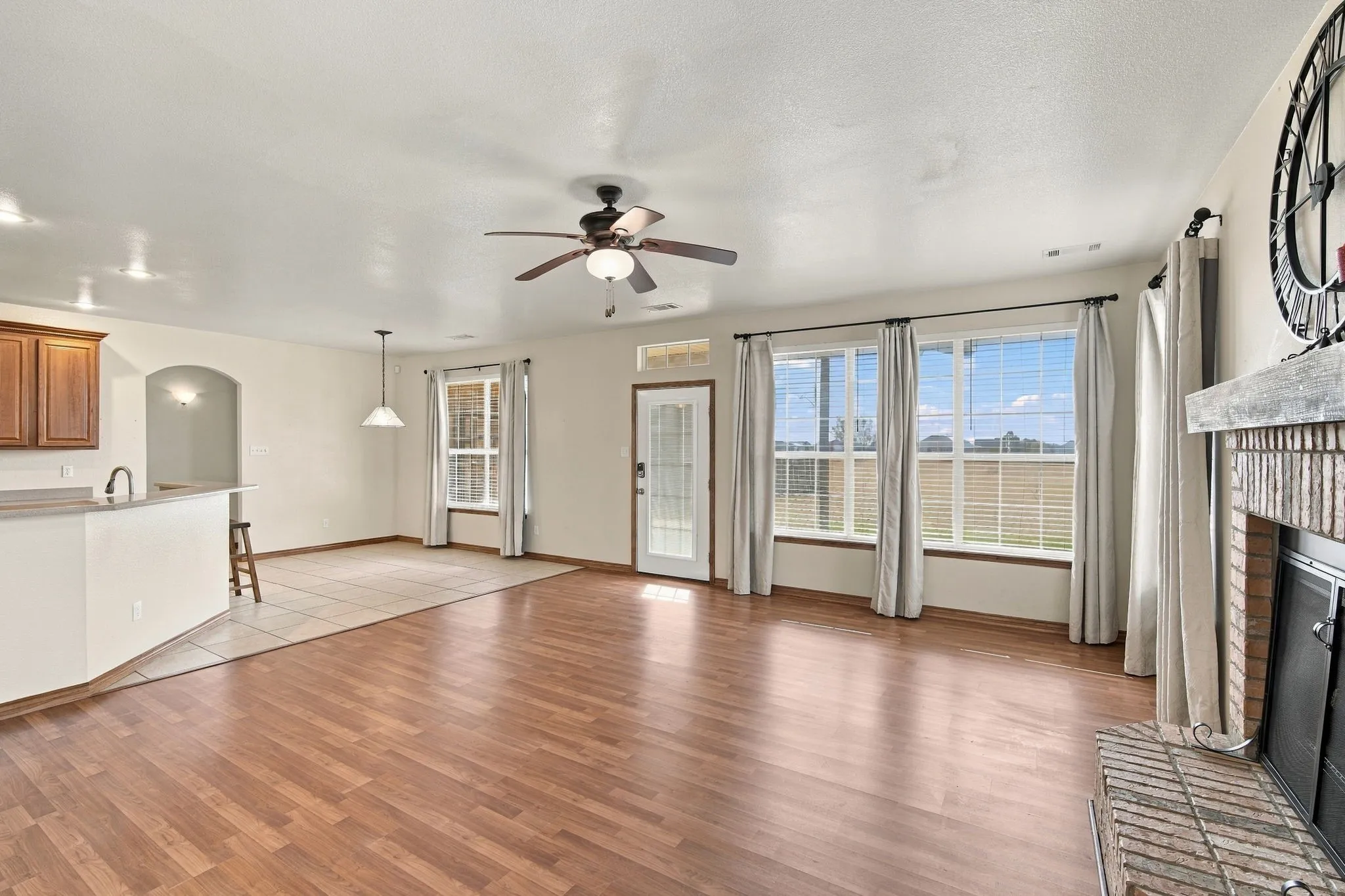 Single Family Residence For Sale in Ellis County , 1865 Old Maypearl Road, Waxahachie, Texas 75167, 4 Bedroom, 3 Bathroom, 2 Garage spaces, 2,953 Sqft, built in 2006, mls#21394642, Real Estate Agent in Waxahachie, Homes For Sale in Ellis county, Homes For Sale in Waxahachie, Realtor in Waxahachie Texas, Real Estate Brokerage Independent Realty Texas, Luminita Cordes Realtor