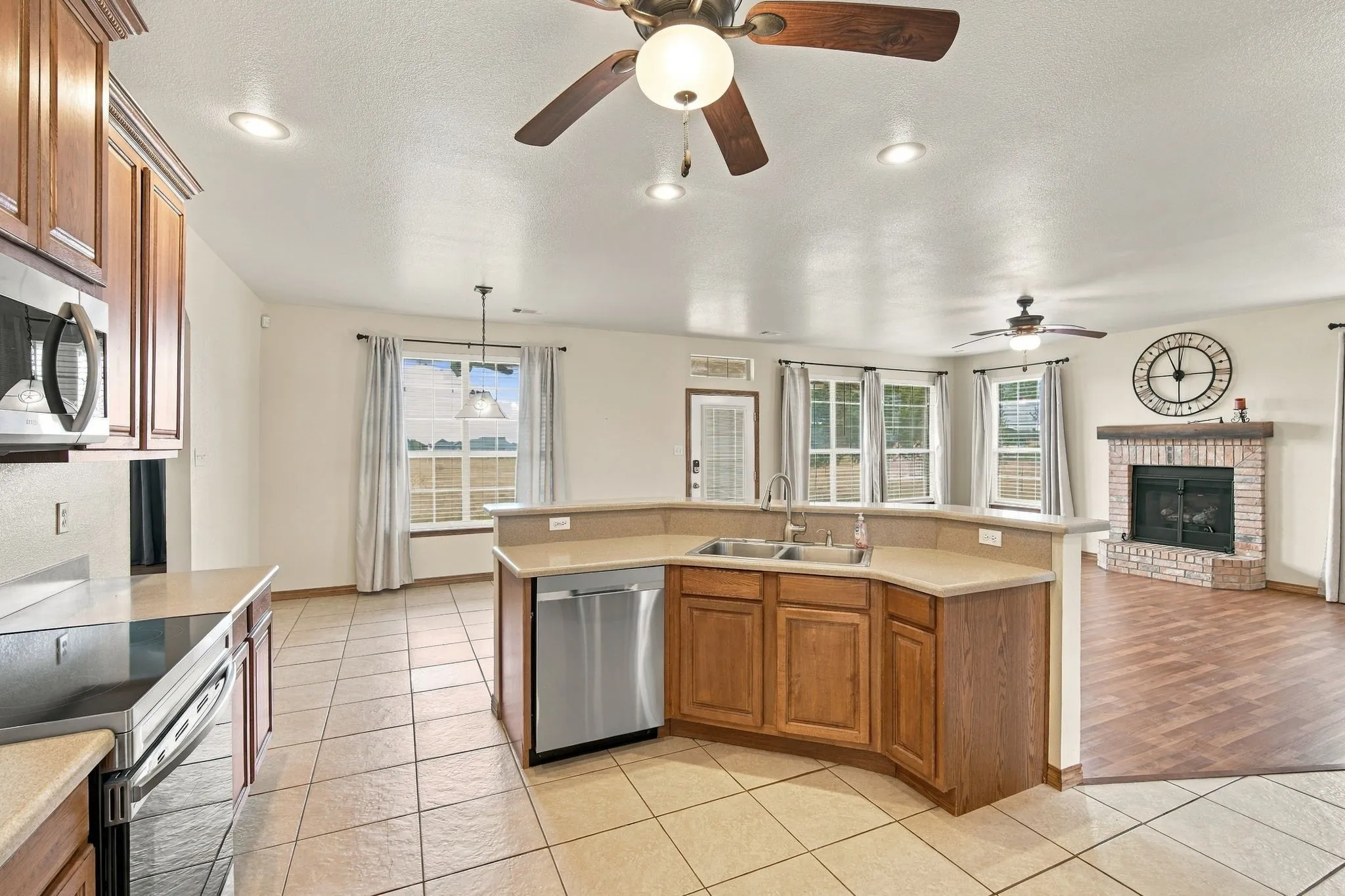 Single Family Residence For Sale in Ellis County , 1865 Old Maypearl Road, Waxahachie, Texas 75167, 4 Bedroom, 3 Bathroom, 2 Garage spaces, 2,953 Sqft, built in 2006, mls#21394642, Real Estate Agent in Waxahachie, Homes For Sale in Ellis county, Homes For Sale in Waxahachie, Realtor in Waxahachie Texas, Real Estate Brokerage Independent Realty Texas, Luminita Cordes Realtor