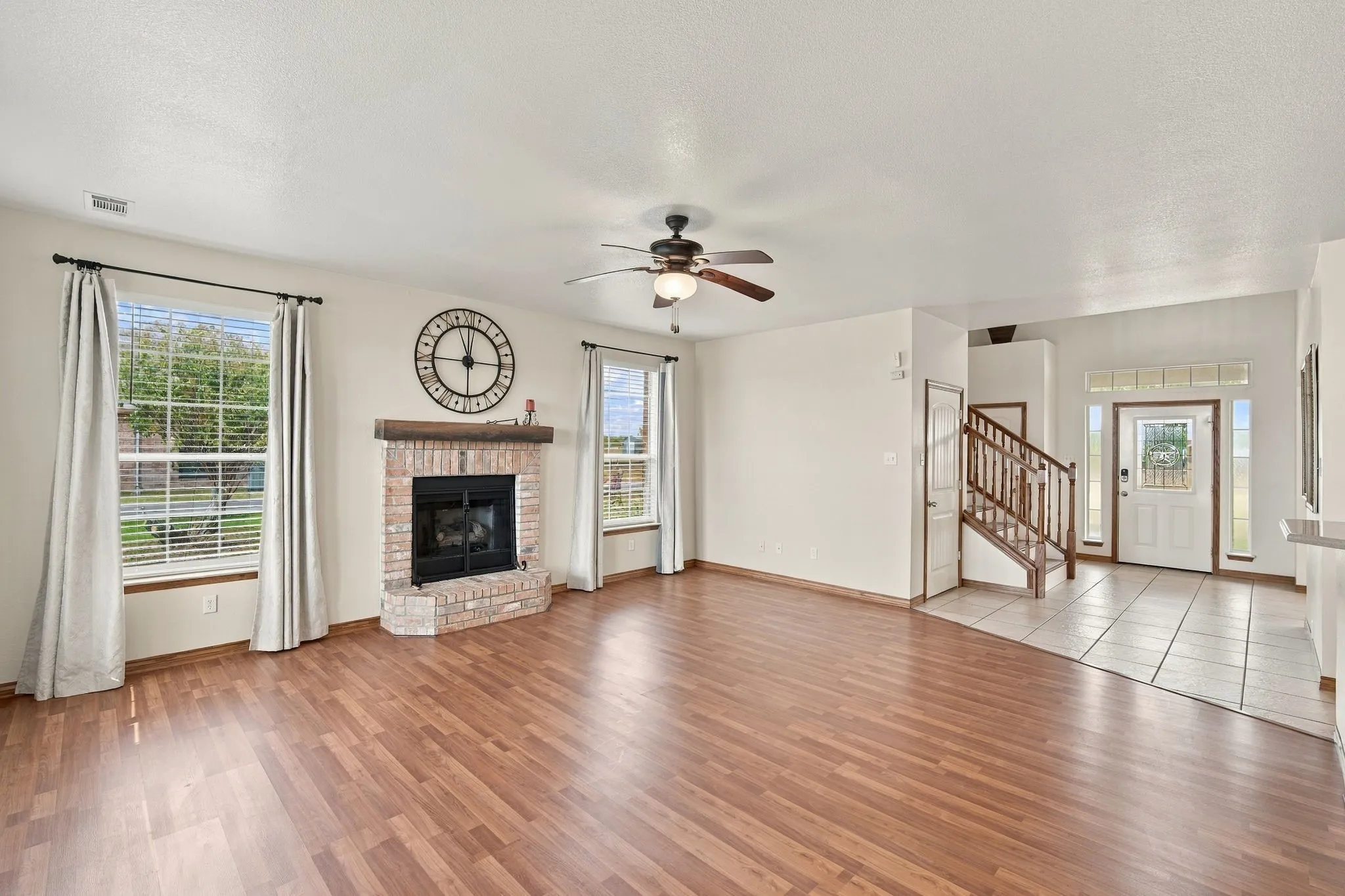 Single Family Residence For Sale in Ellis County , 1865 Old Maypearl Road, Waxahachie, Texas 75167, 4 Bedroom, 3 Bathroom, 2 Garage spaces, 2,953 Sqft, built in 2006, mls#21394642, Real Estate Agent in Waxahachie, Homes For Sale in Ellis county, Homes For Sale in Waxahachie, Realtor in Waxahachie Texas, Real Estate Brokerage Independent Realty Texas, Luminita Cordes Realtor