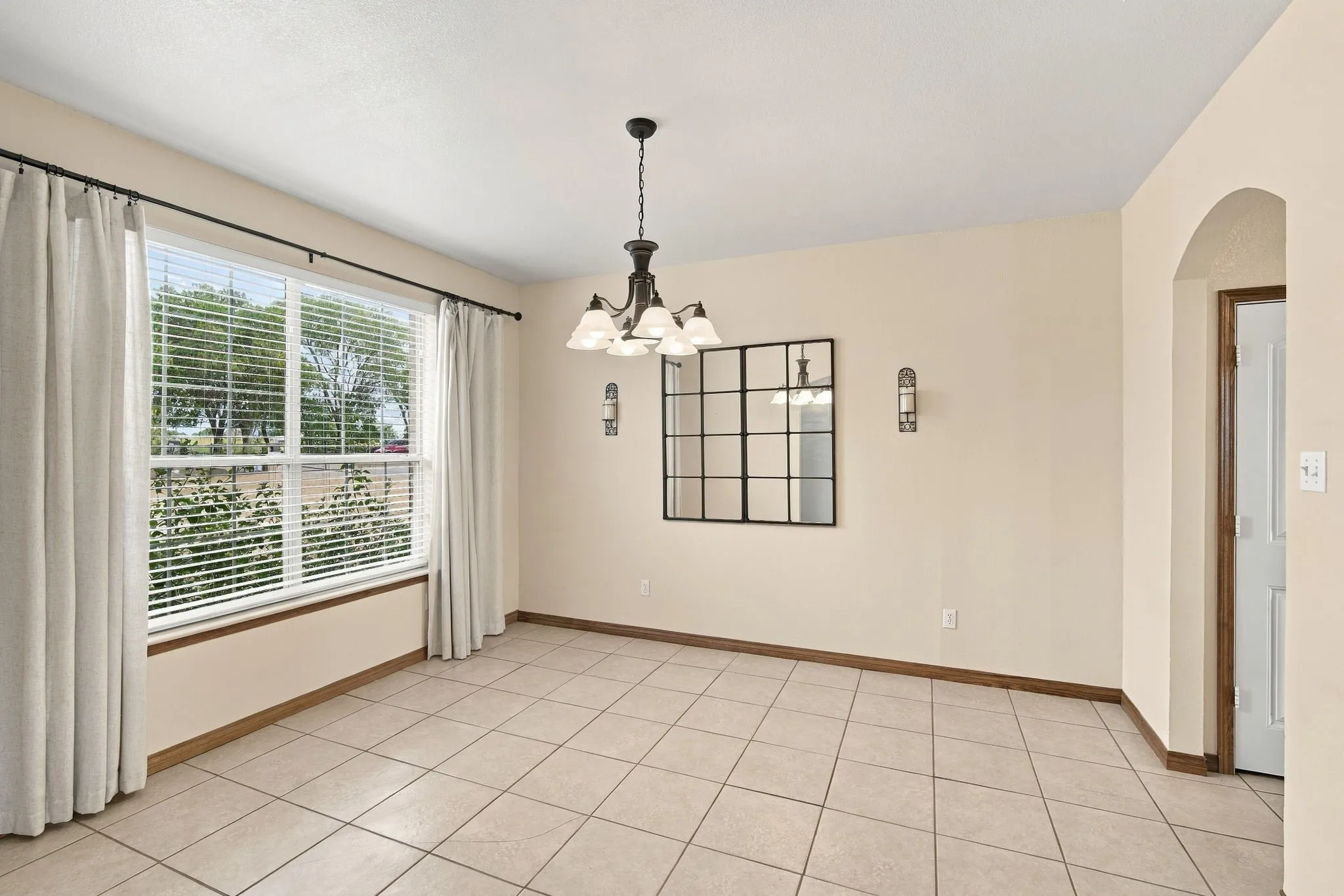 Single Family Residence For Sale in Ellis County , 1865 Old Maypearl Road, Waxahachie, Texas 75167, 4 Bedroom, 3 Bathroom, 2 Garage spaces, 2,953 Sqft, built in 2006, mls#21394642, Real Estate Agent in Waxahachie, Homes For Sale in Ellis county, Homes For Sale in Waxahachie, Realtor in Waxahachie Texas, Real Estate Brokerage Independent Realty Texas, Luminita Cordes Realtor