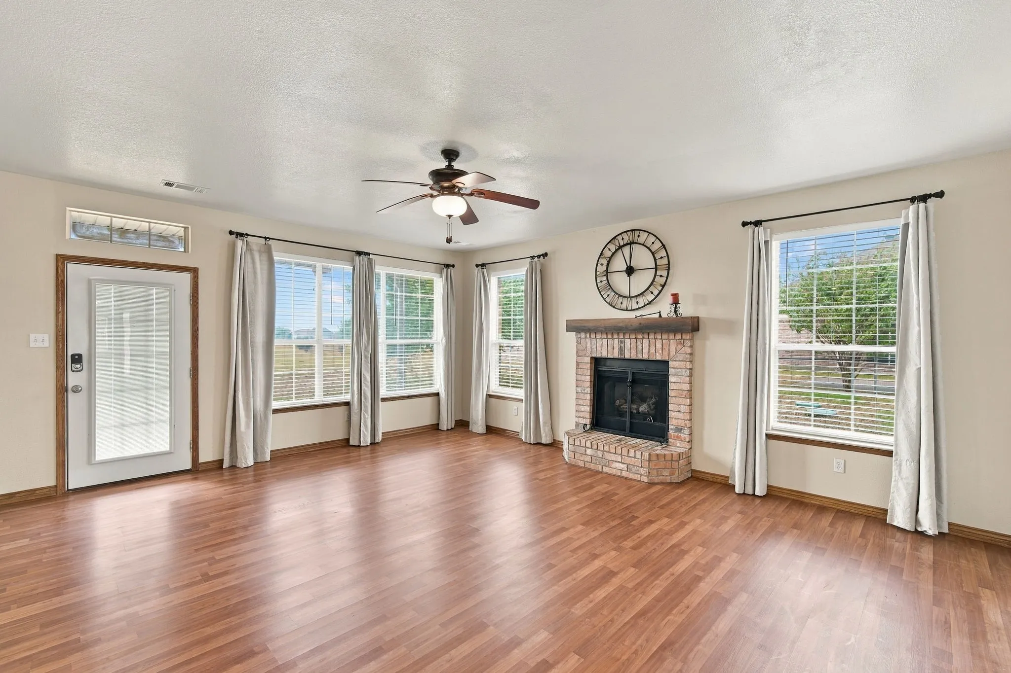Single Family Residence For Sale in Ellis County , 1865 Old Maypearl Road, Waxahachie, Texas 75167, 4 Bedroom, 3 Bathroom, 2 Garage spaces, 2,953 Sqft, built in 2006, mls#21394642, Real Estate Agent in Waxahachie, Homes For Sale in Ellis county, Homes For Sale in Waxahachie, Realtor in Waxahachie Texas, Real Estate Brokerage Independent Realty Texas, Luminita Cordes Realtor