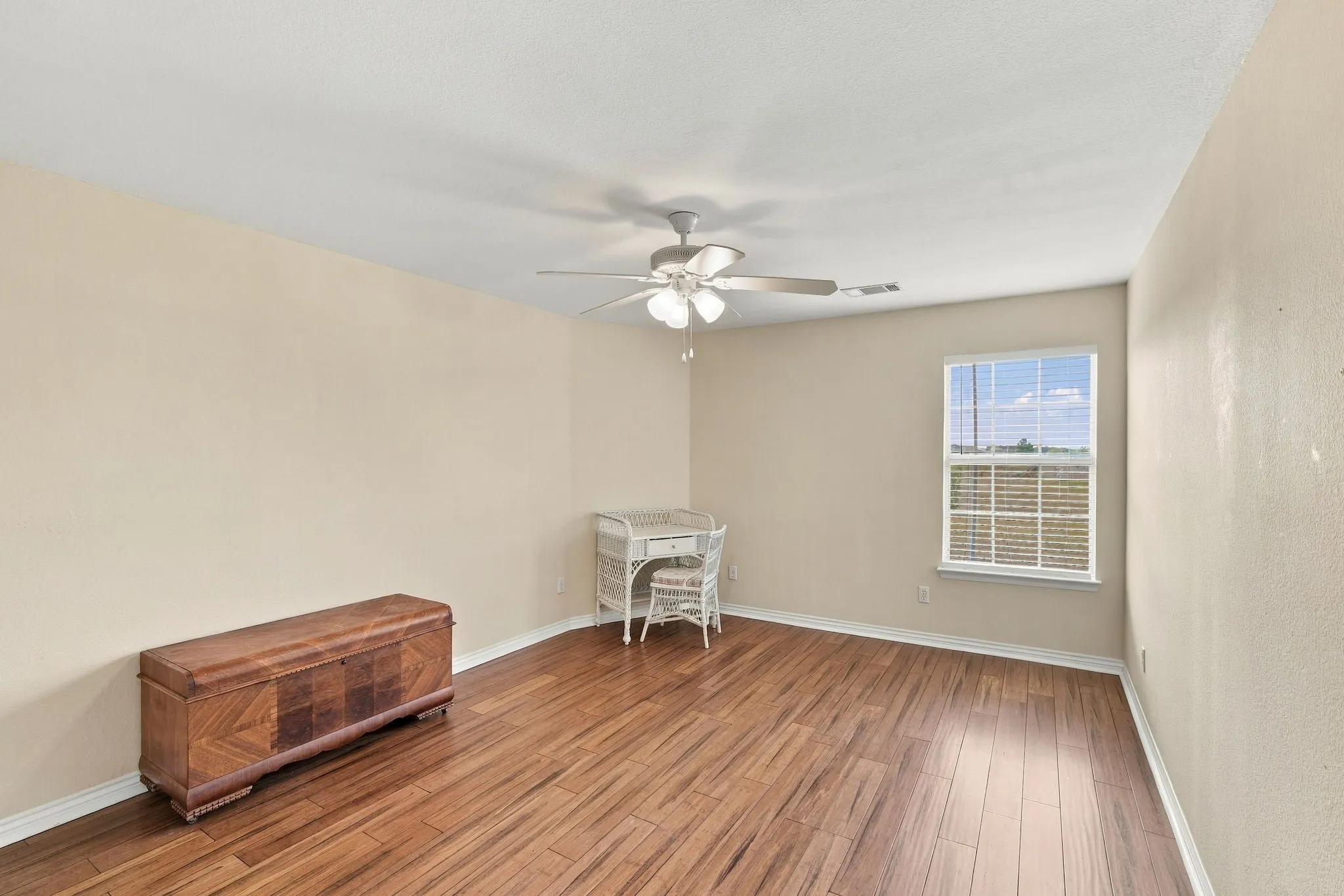 Single Family Residence For Sale in Ellis County , 1865 Old Maypearl Road, Waxahachie, Texas 75167, 4 Bedroom, 3 Bathroom, 2 Garage spaces, 2,953 Sqft, built in 2006, mls#21394642, Real Estate Agent in Waxahachie, Homes For Sale in Ellis county, Homes For Sale in Waxahachie, Realtor in Waxahachie Texas, Real Estate Brokerage Independent Realty Texas, Luminita Cordes Realtor